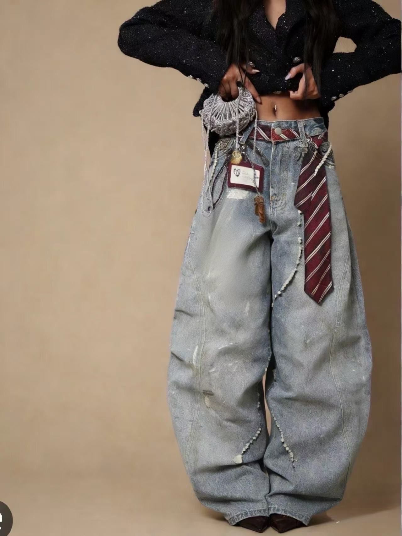 jeans con cravatta stampata