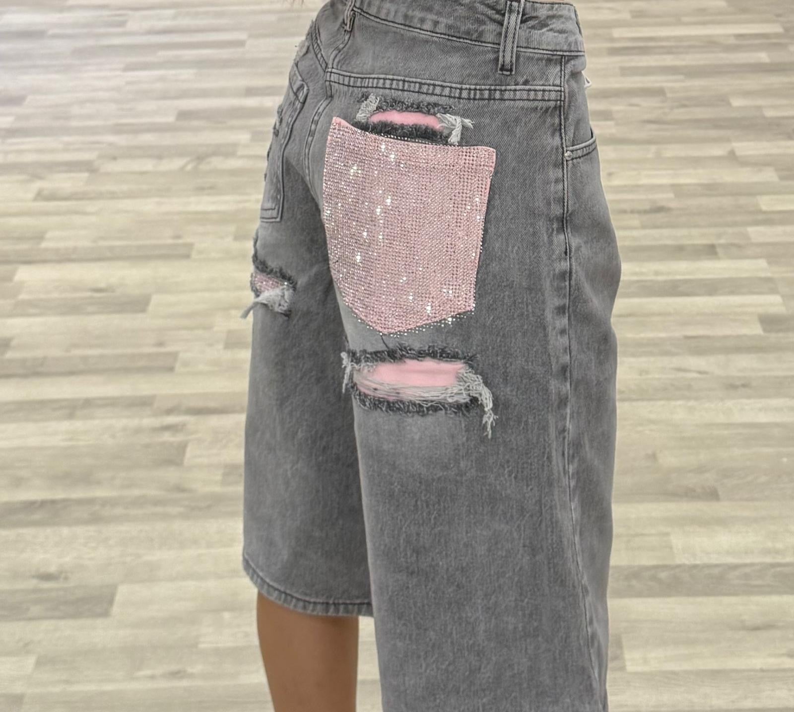 bermuda grigio con tasca rosa