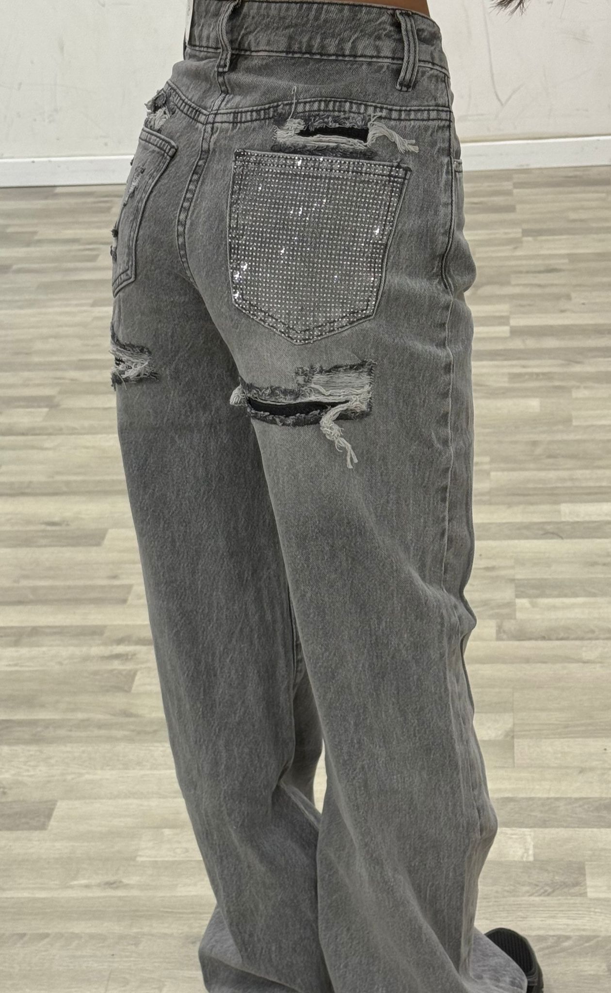 jeans grigio con tasca strass e strappi