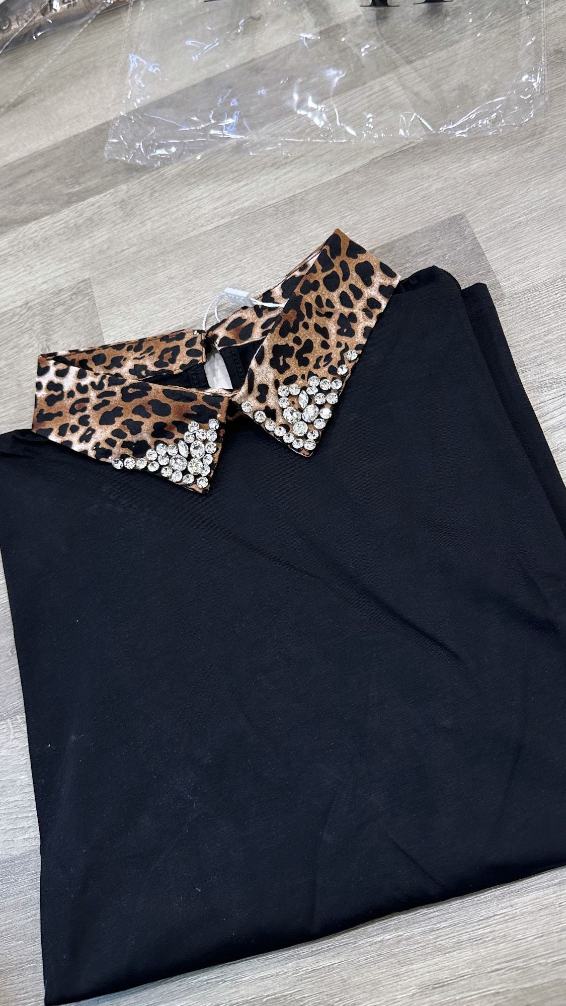 t-shirt a polo con collo maculato