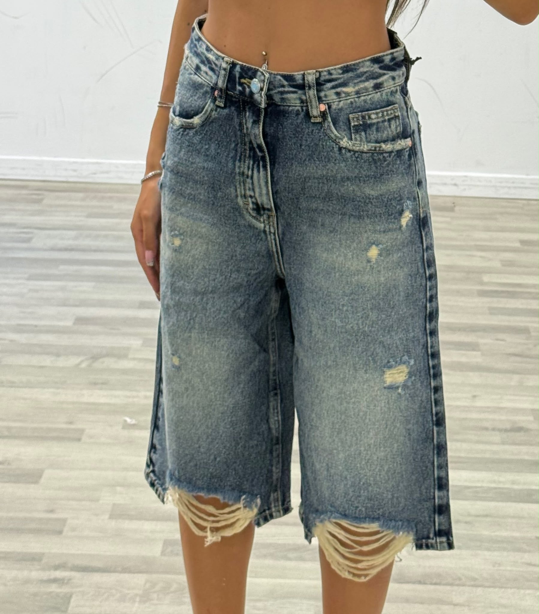bermda di jeans strappi