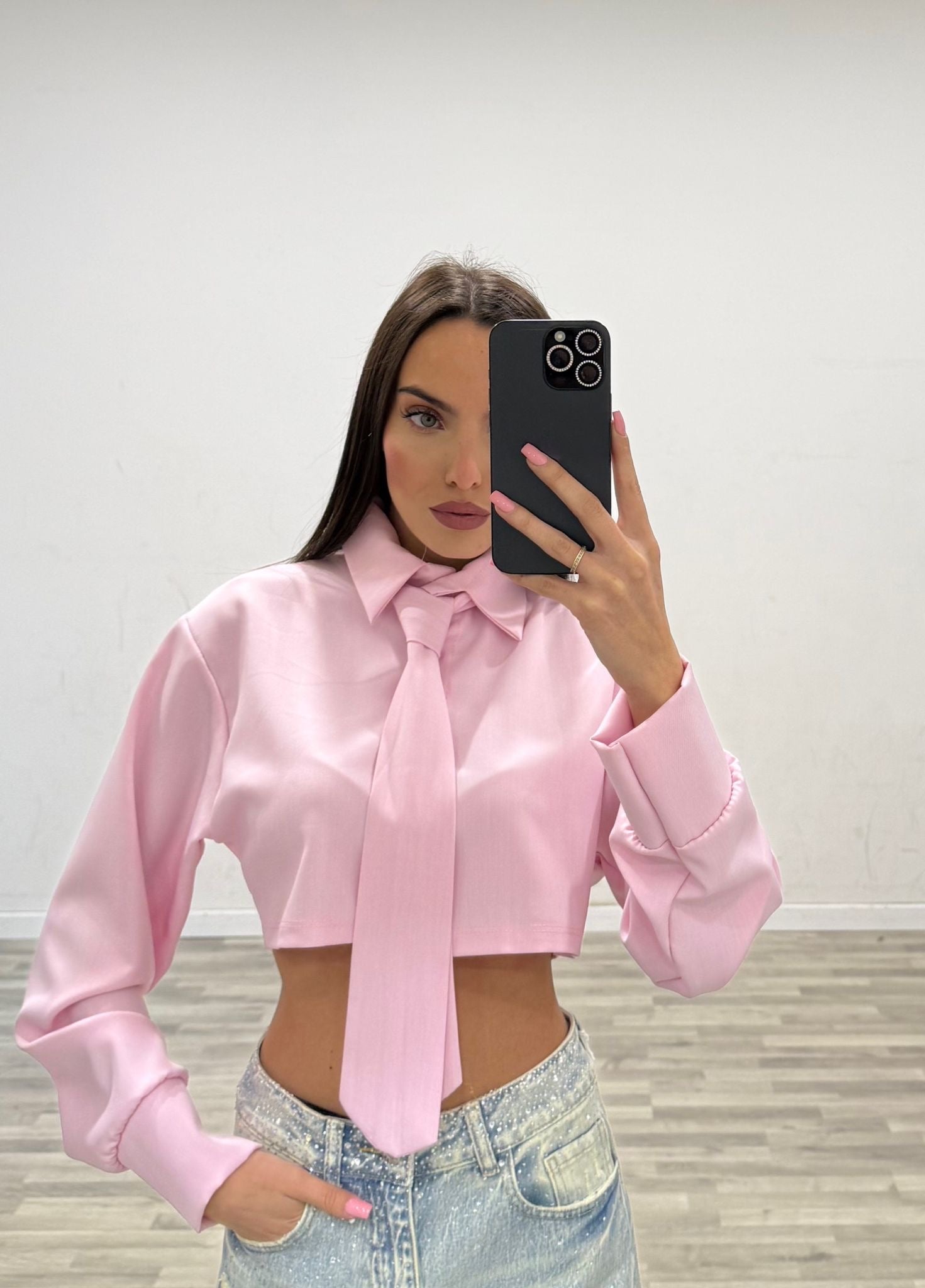 camicia gessata con cravatta