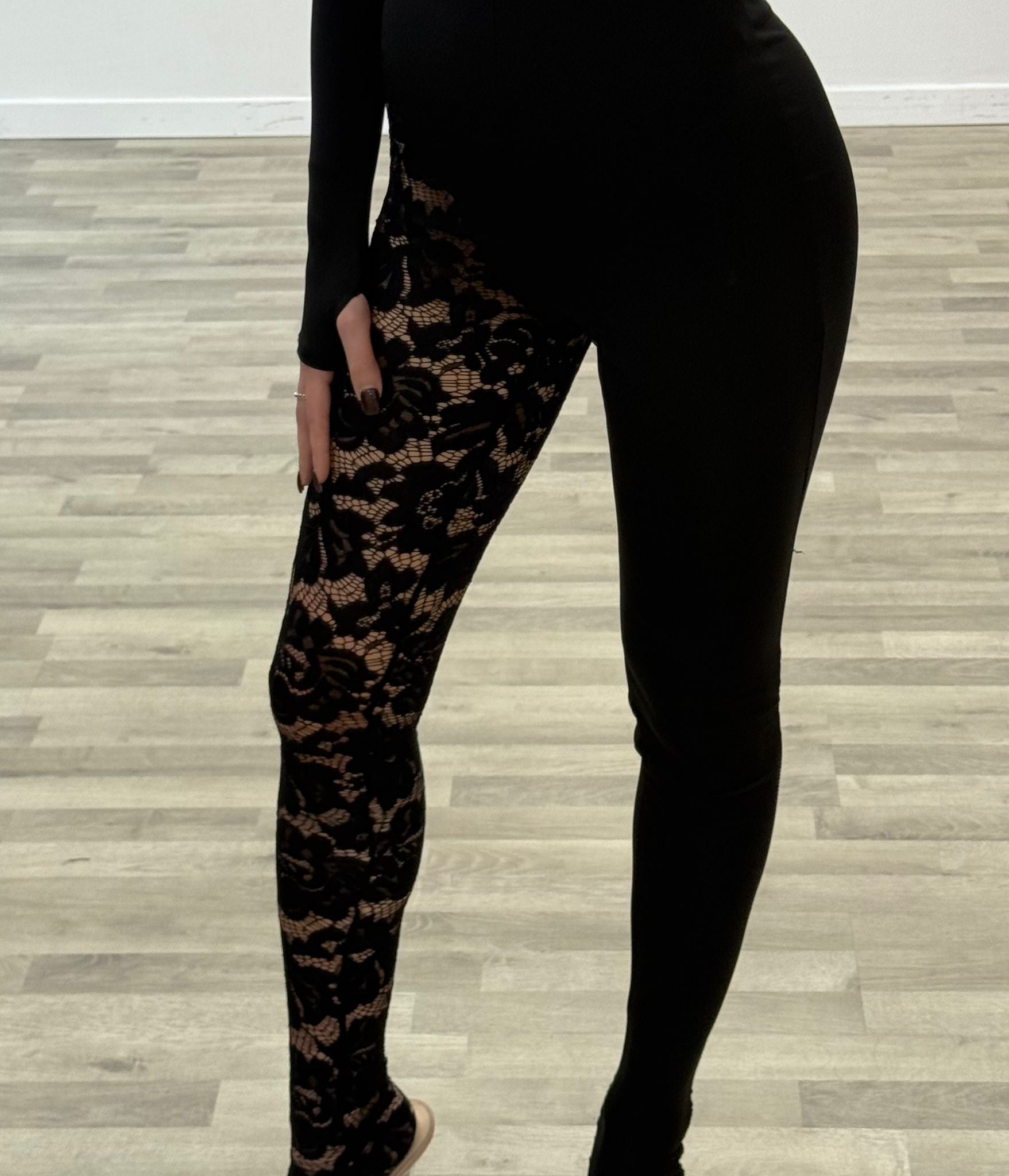 tuta con gamba in pizzo