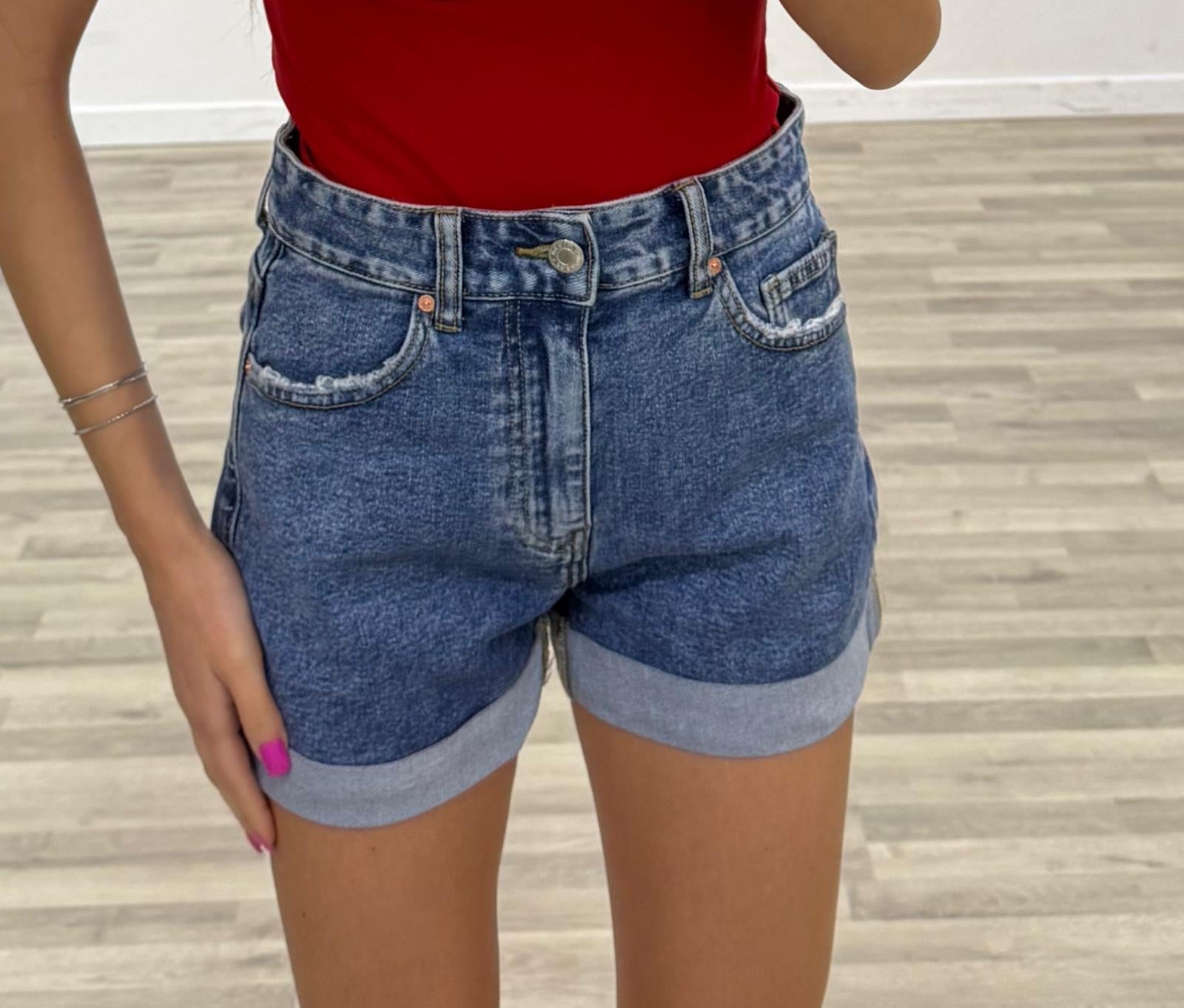 short di jeans con risvolto