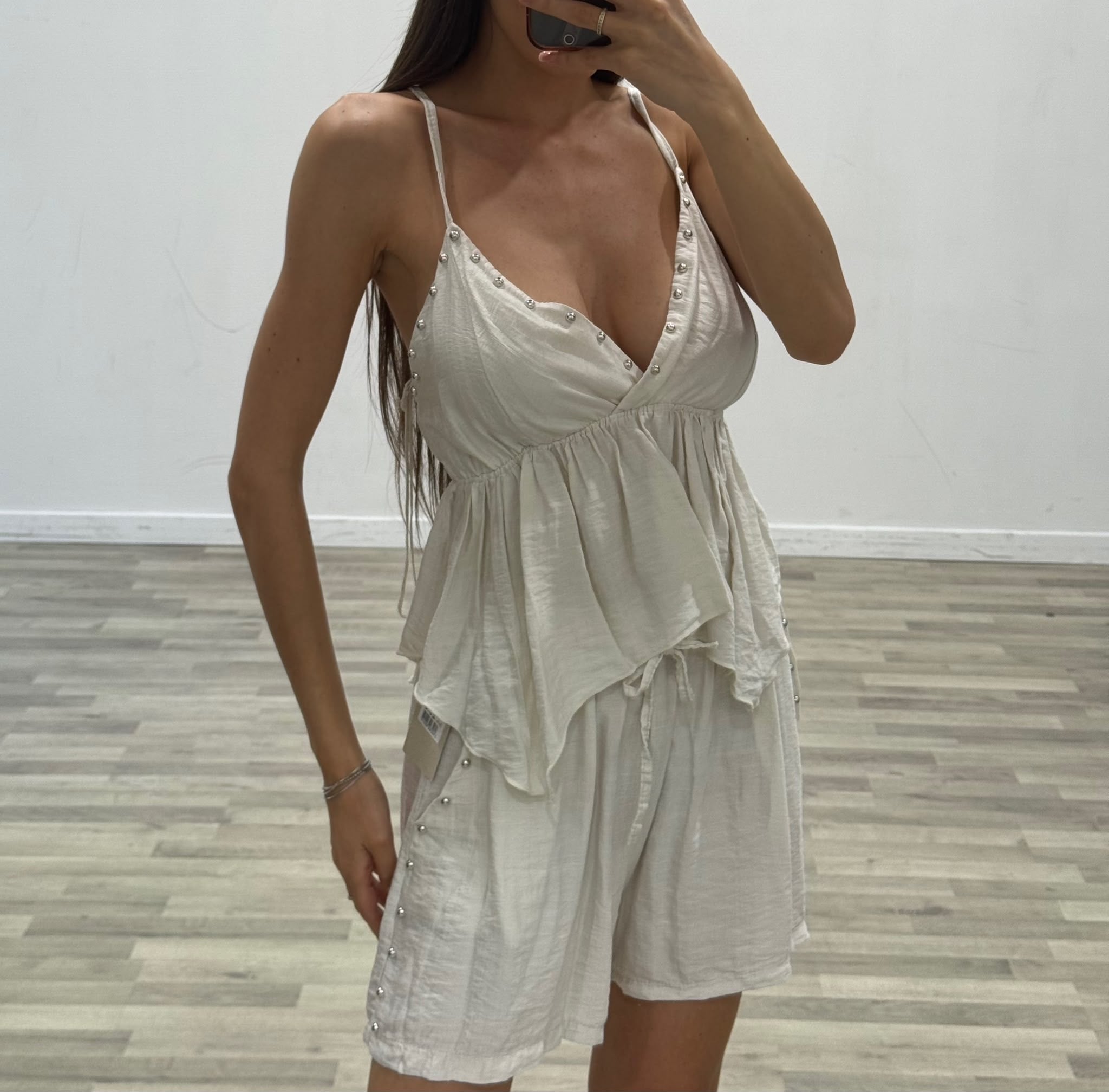 completo top e short con borchiette