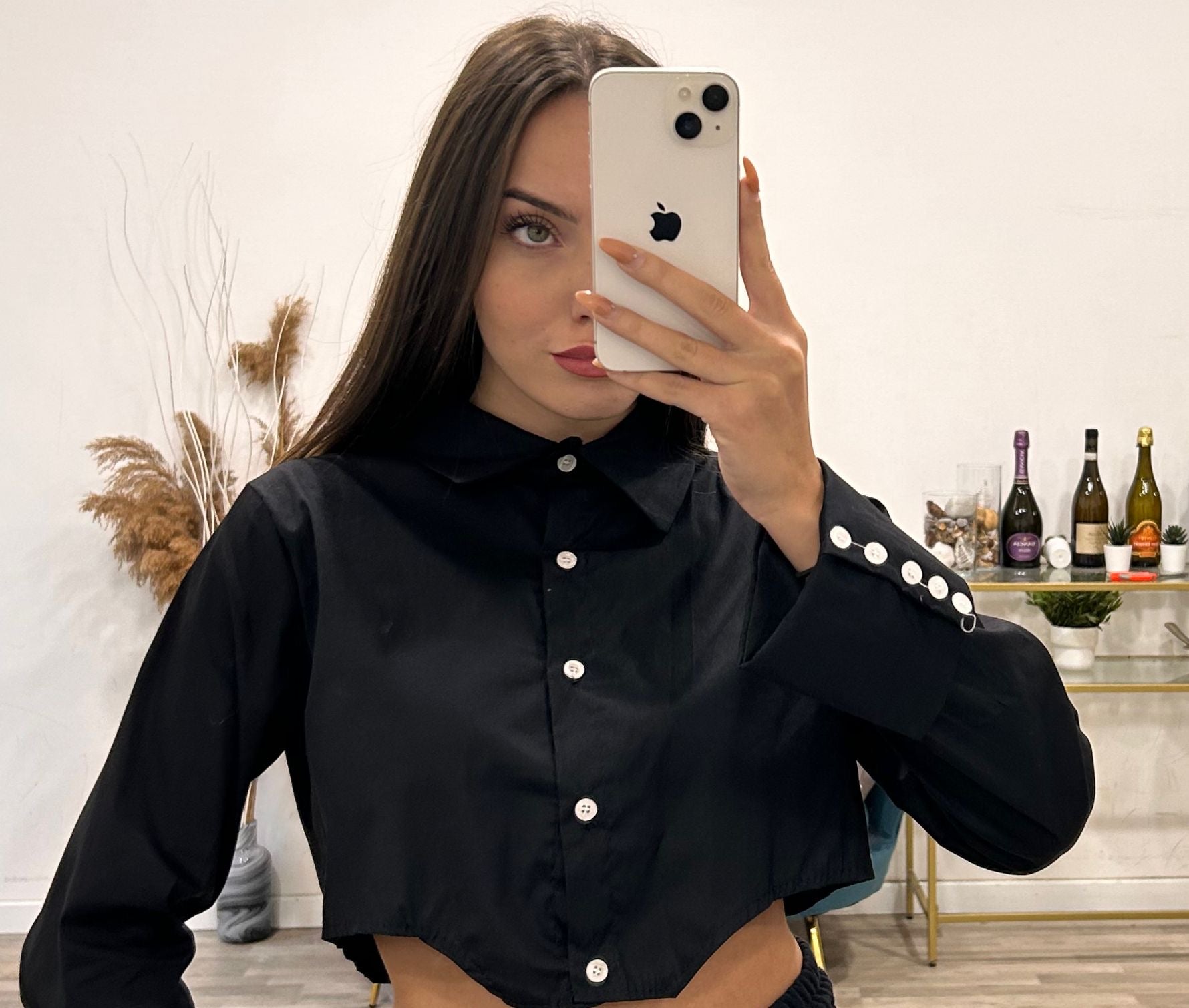 camicia corta con bottoncini neri