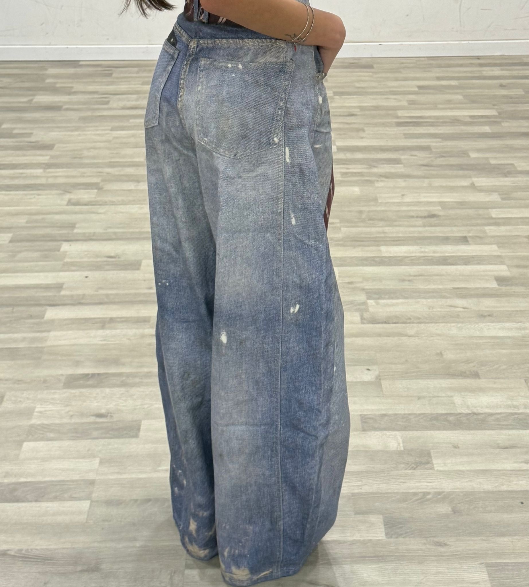 jeans con cravatta stampata