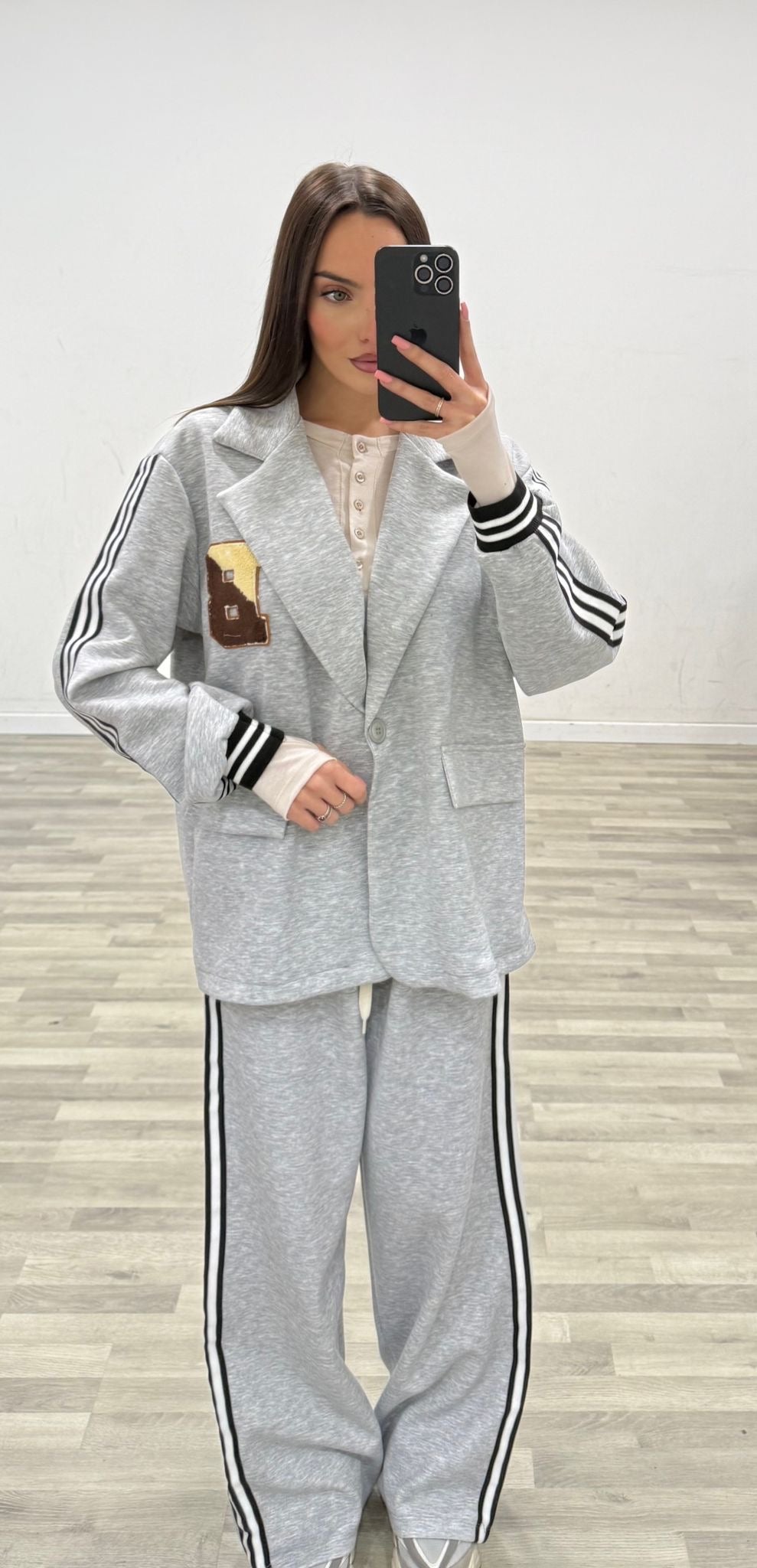 tuta con giacca e pantalone con righe lateral