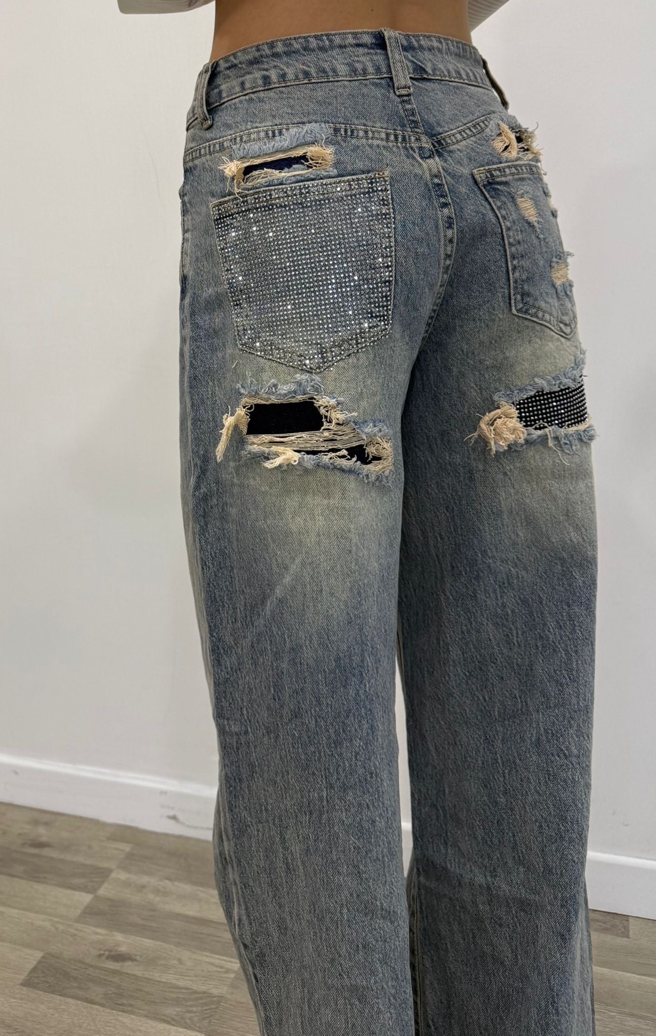 jeans con tasca in strass sabbiato