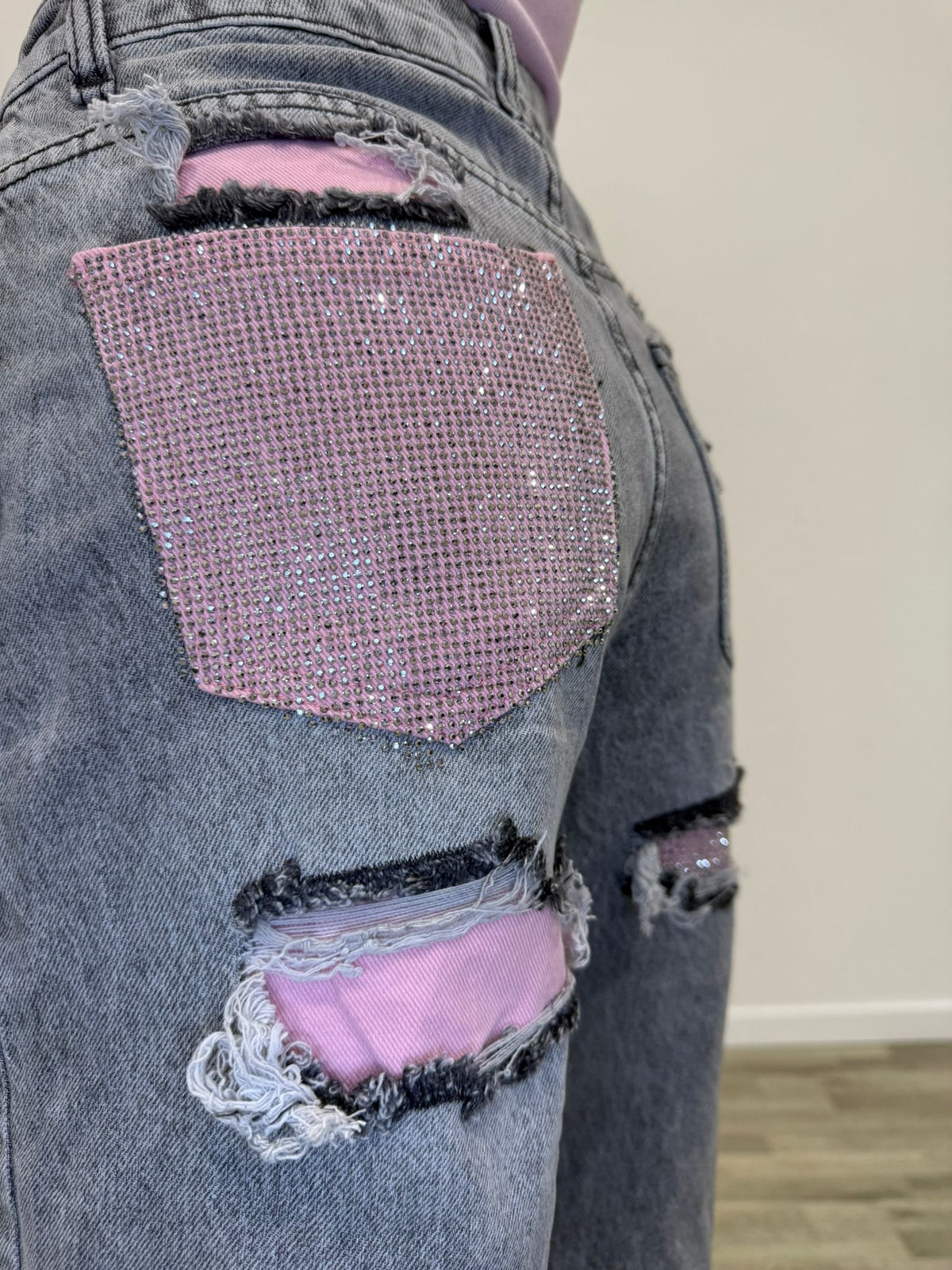 jeans grigio con tasca strass rosa