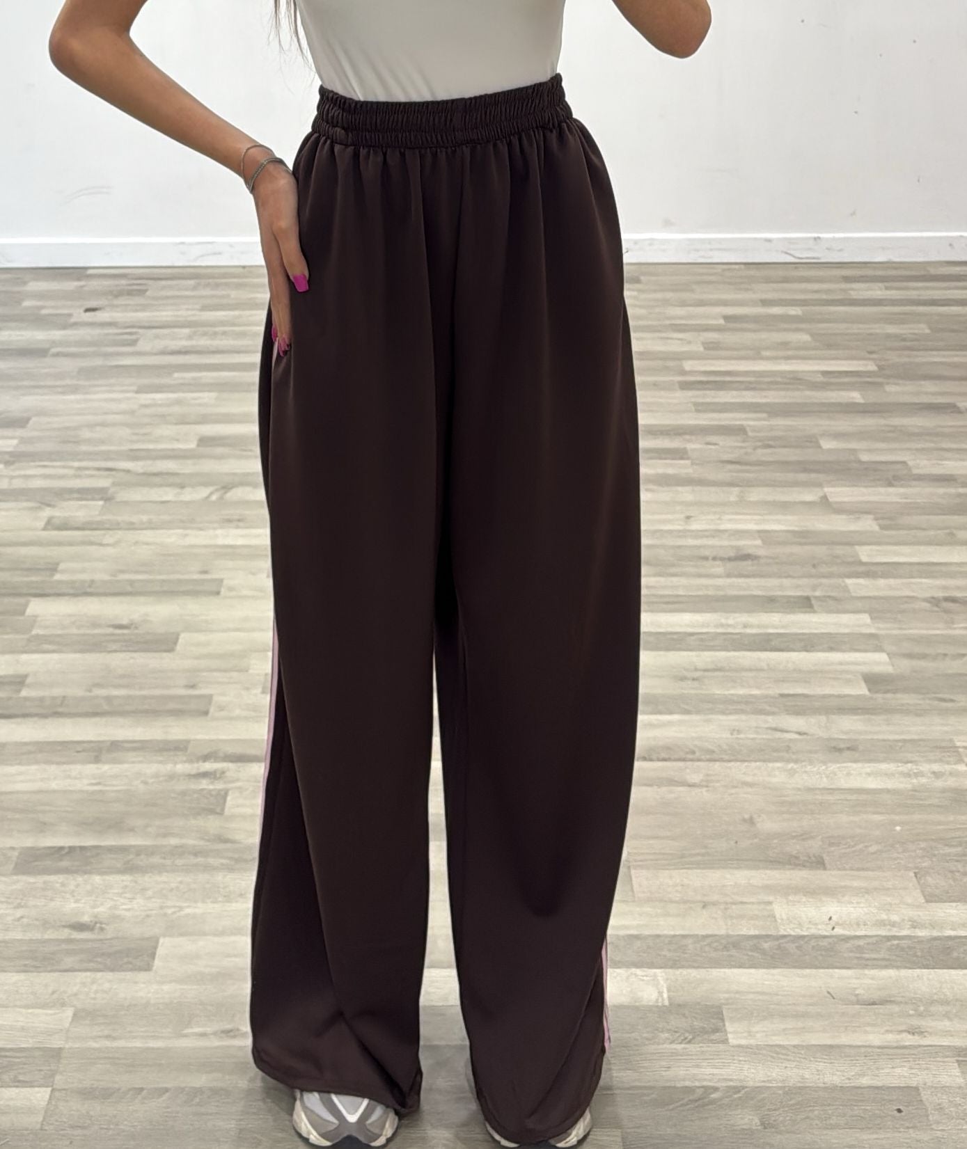 pantalone unito con bande trasversali