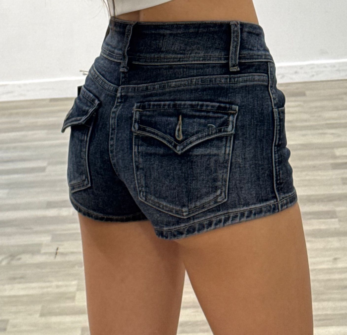 short nee shop