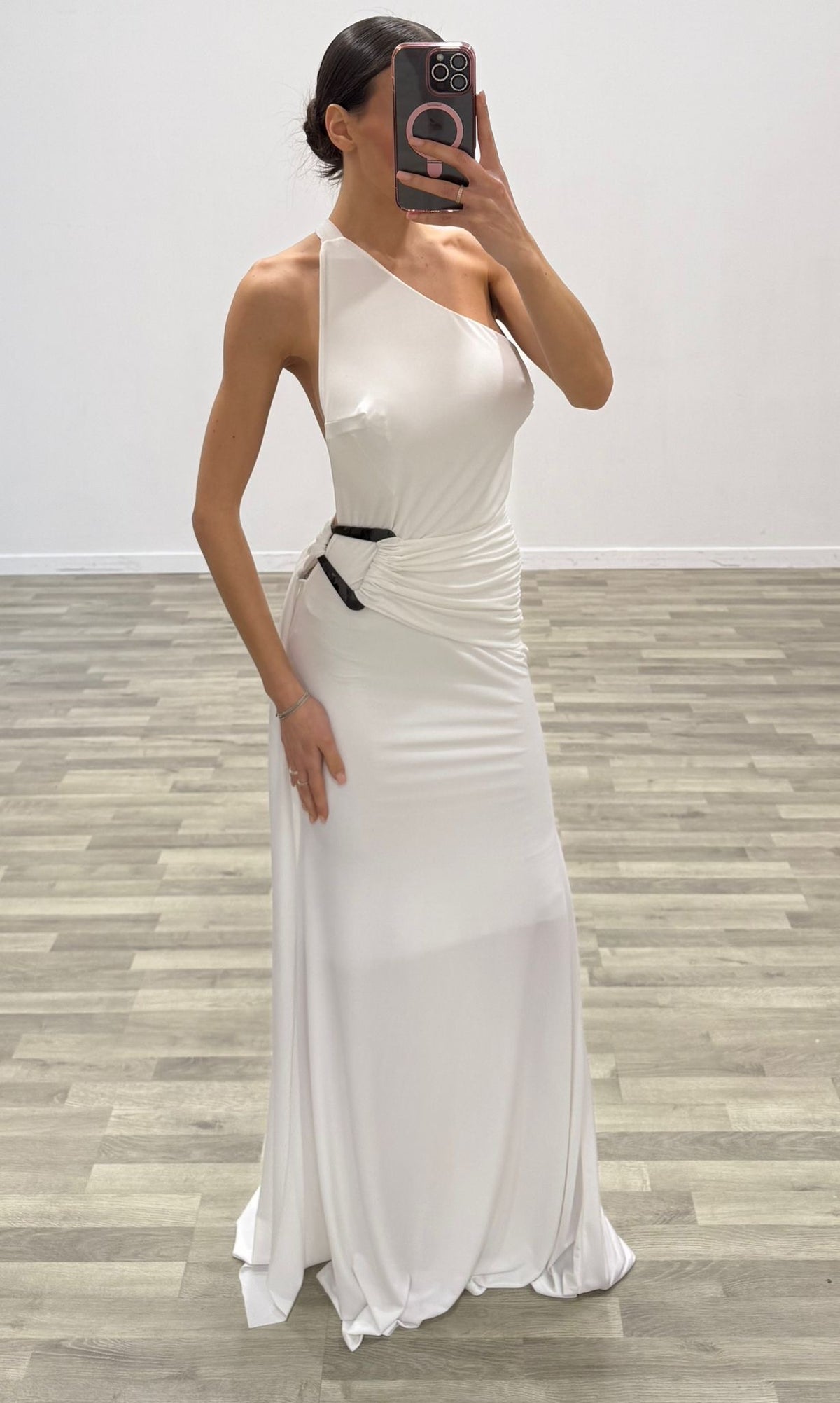 vestito monospalla con fibbia