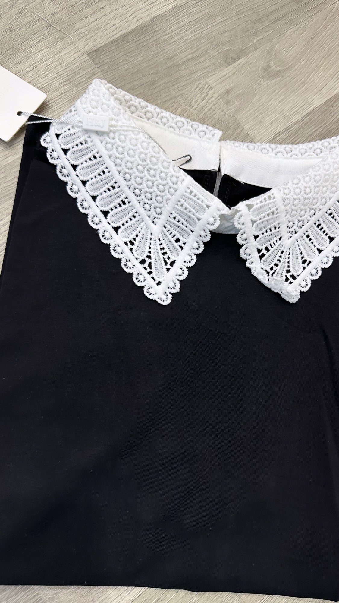 t-shirt a polo con collo ricamato