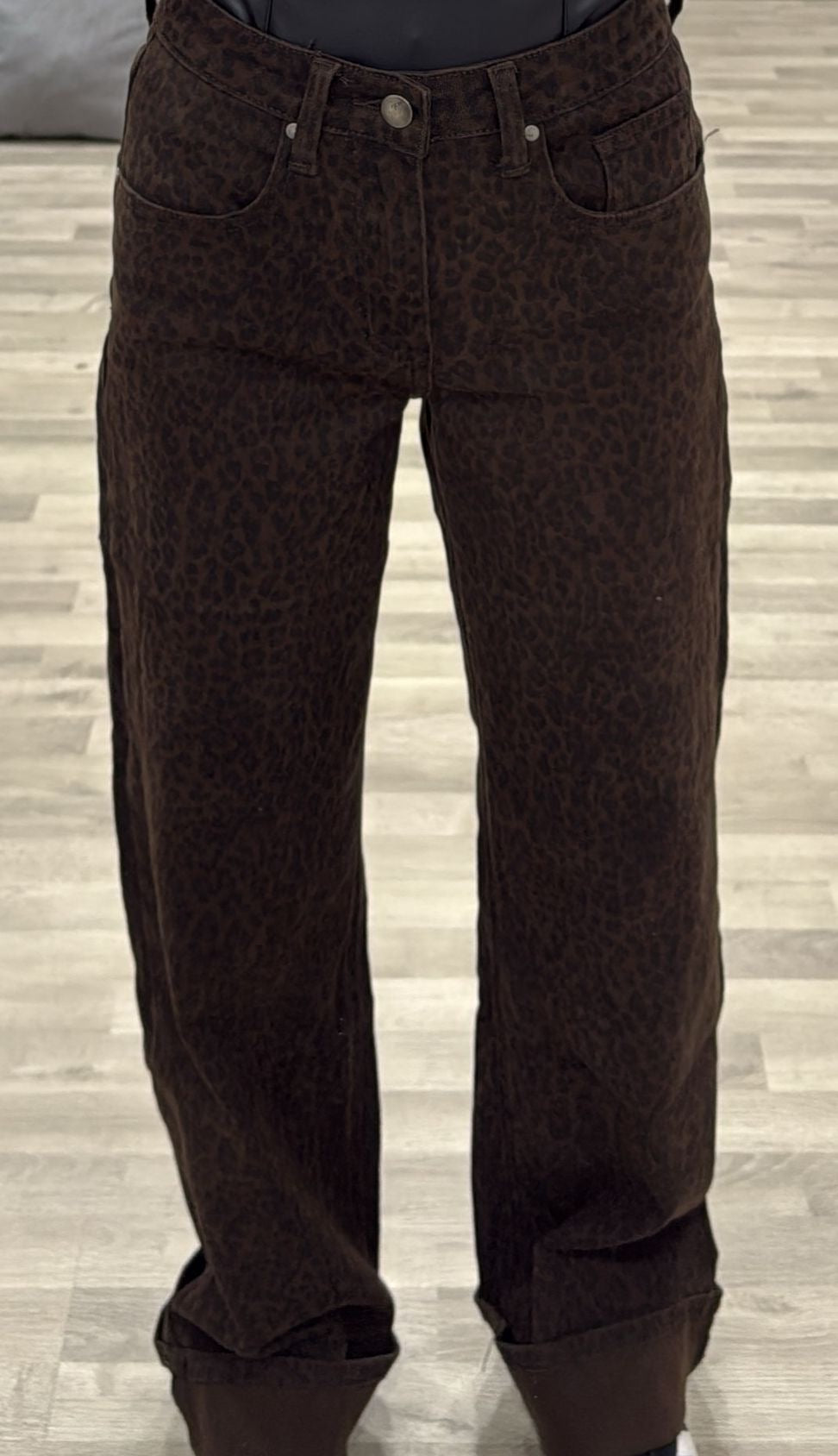 jeans maculato con risvolto