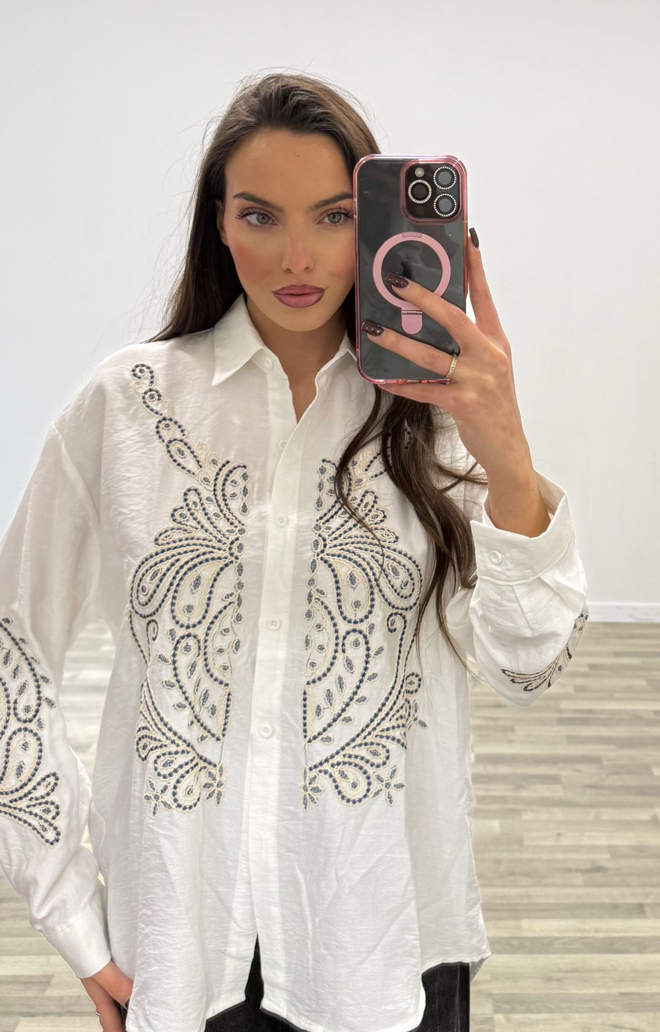 camicia con ricamo tribale