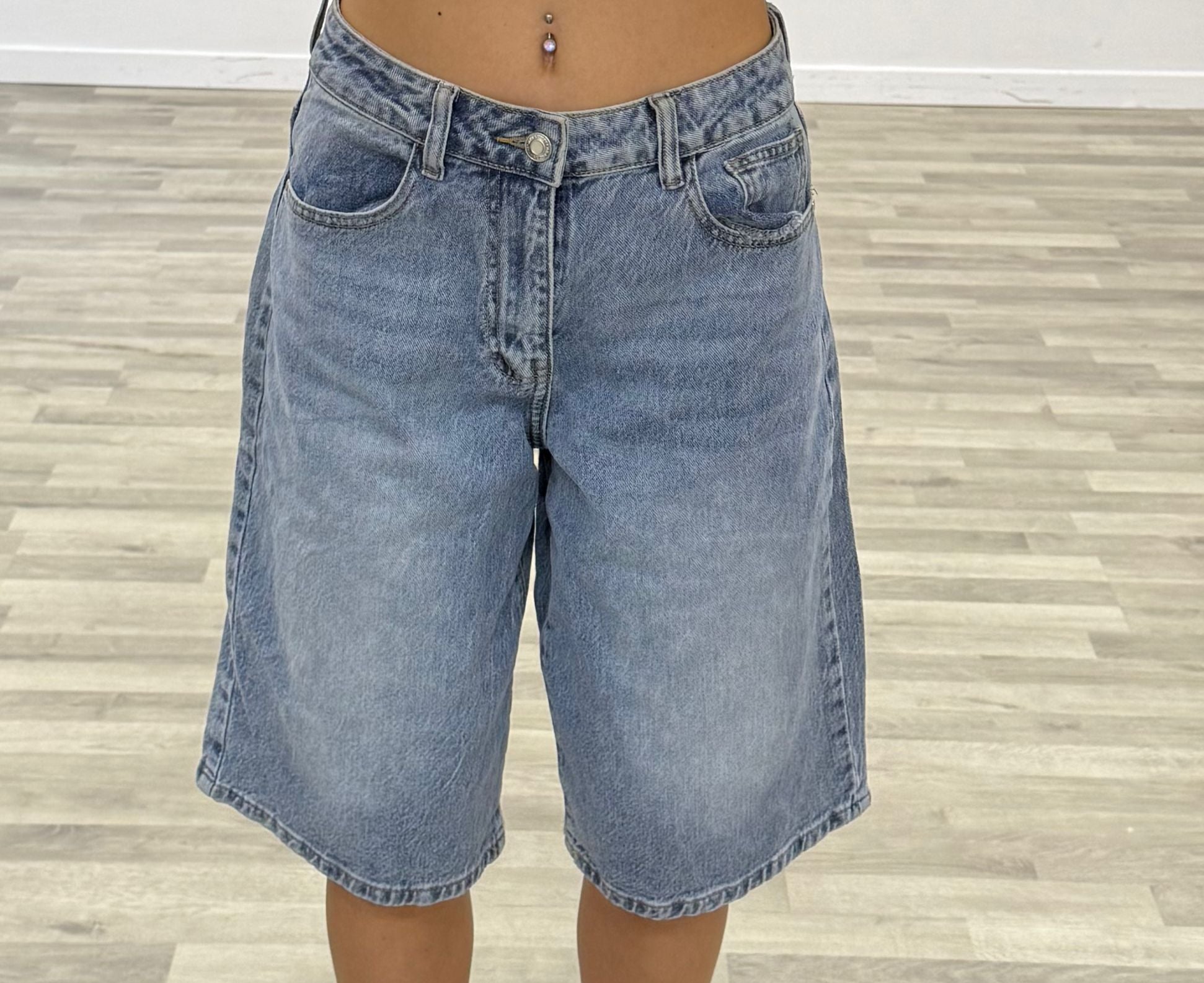 bermuda di jeans con tasca rosa