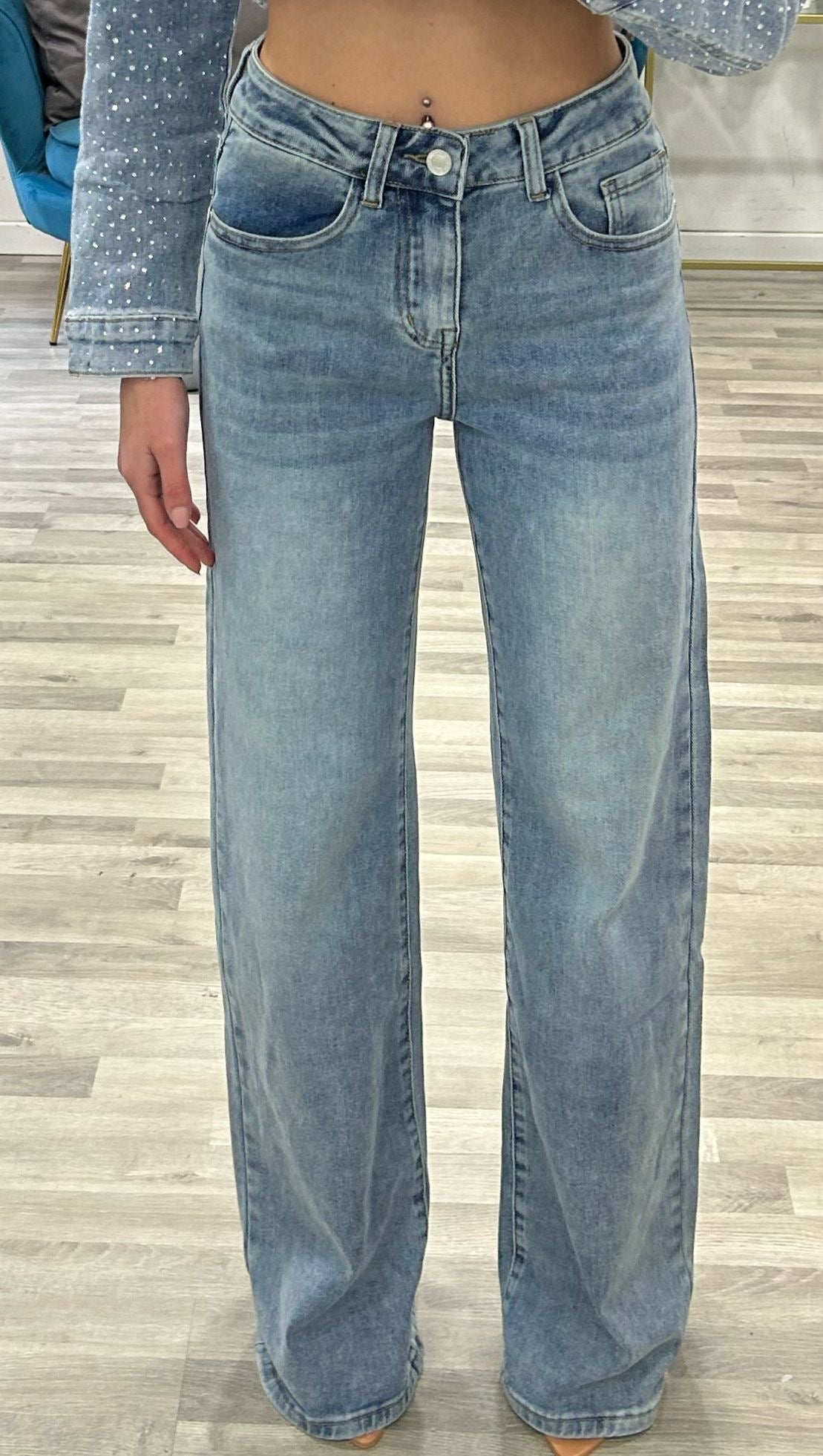 jeans chiaro con tasca con strass