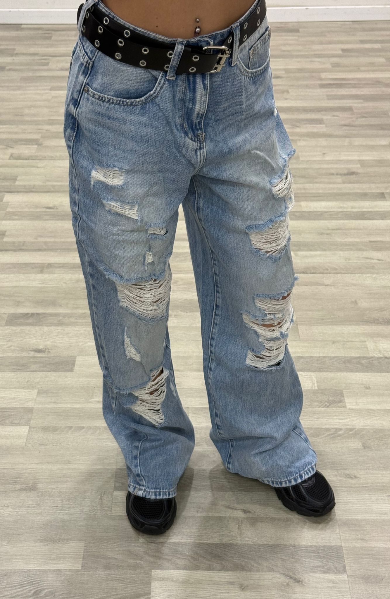 jeans palazzo con strappi