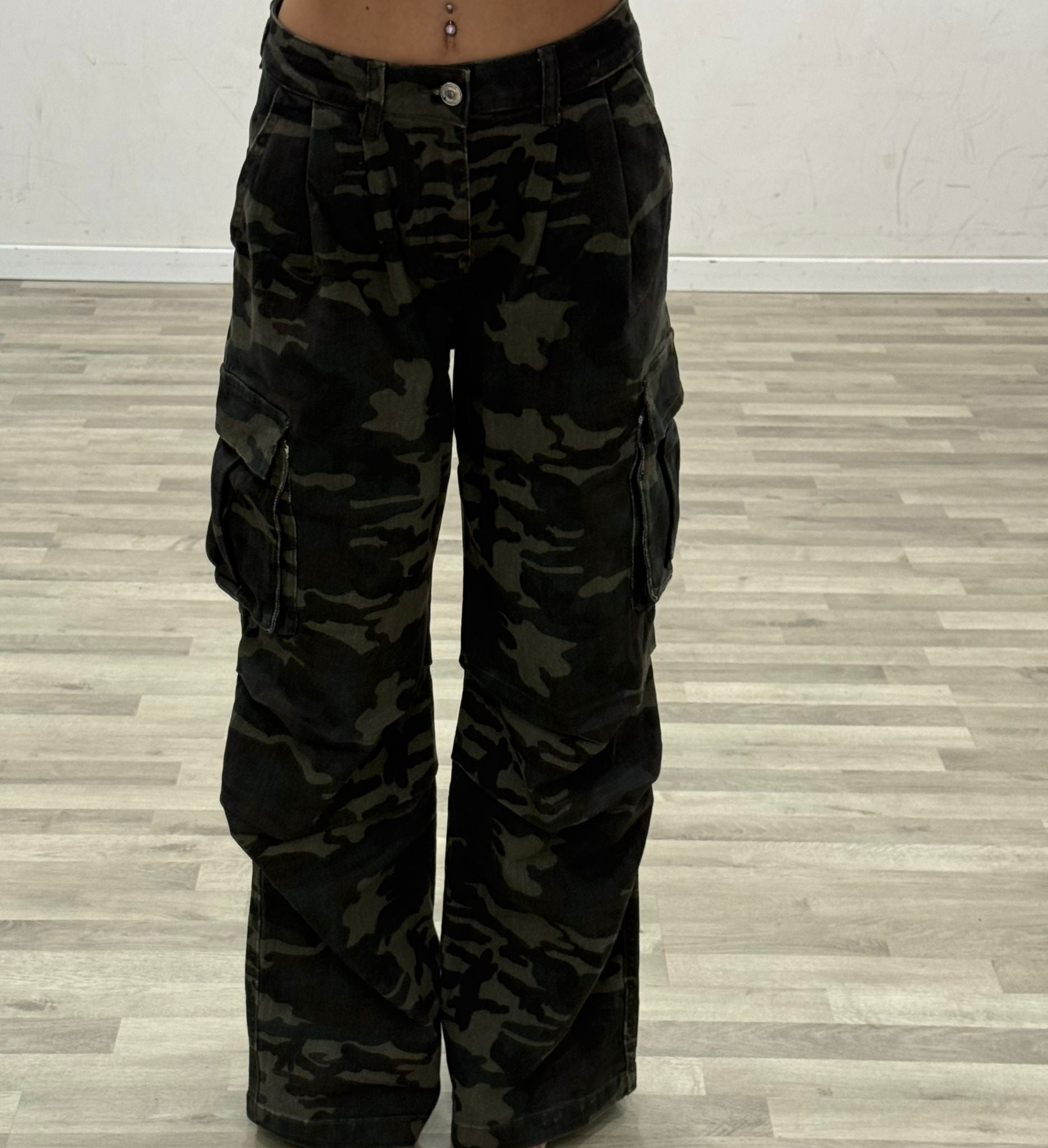 jeans camouflage con tasconi