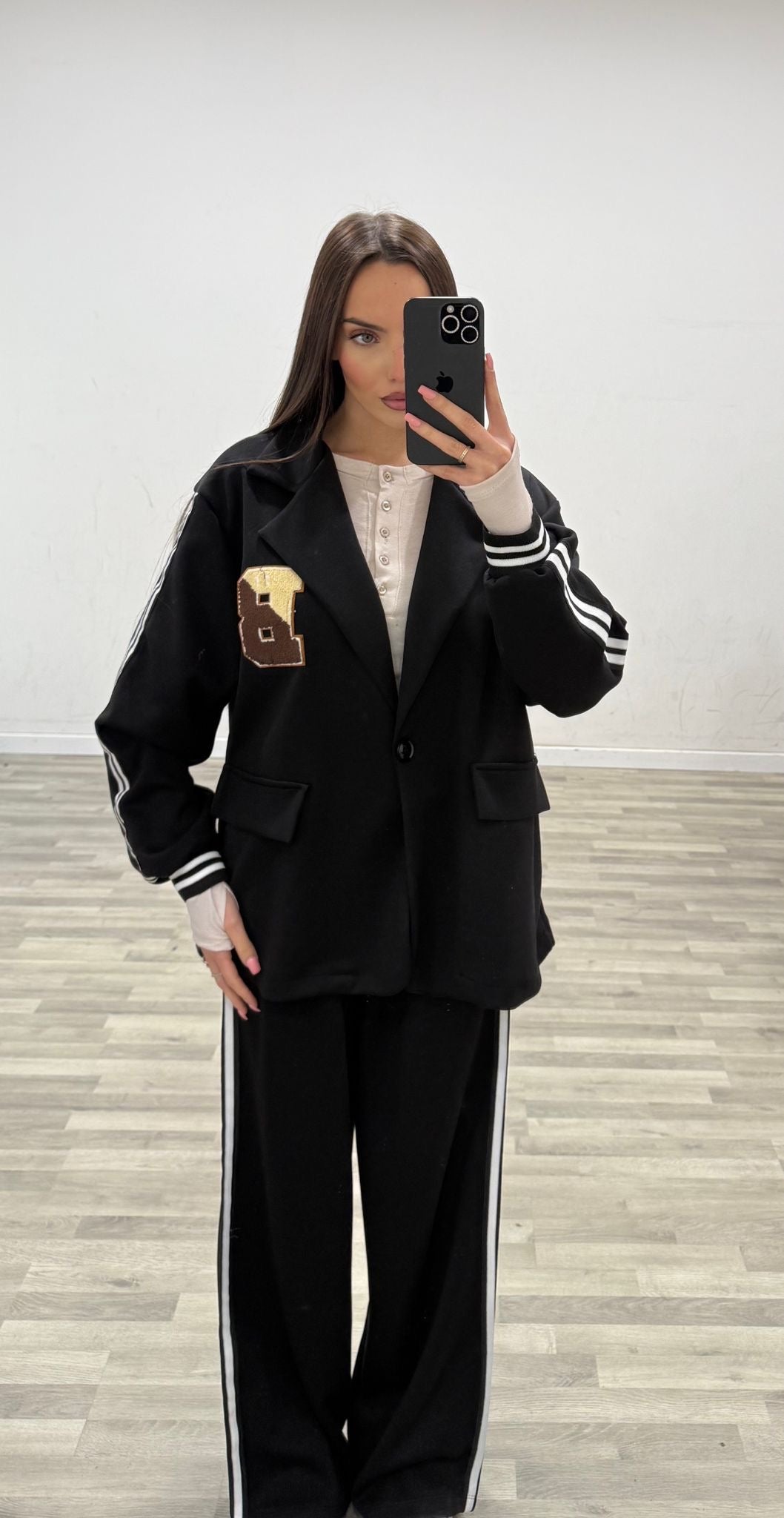tuta con giacca e pantalone con righe lateral
