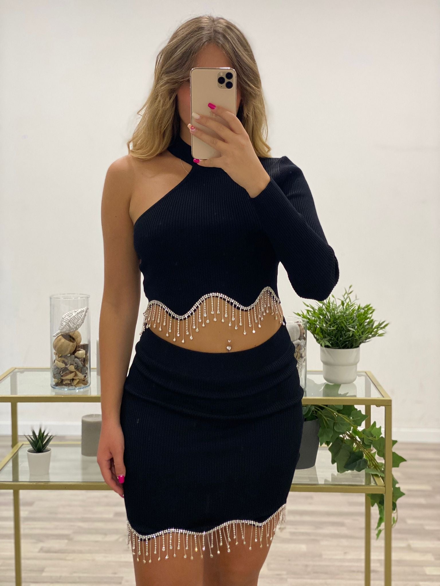 completo maglia e gonna con pendenti