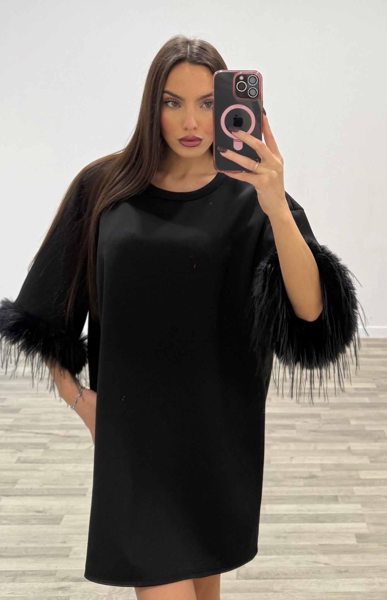 t-shirt con cuore e piume