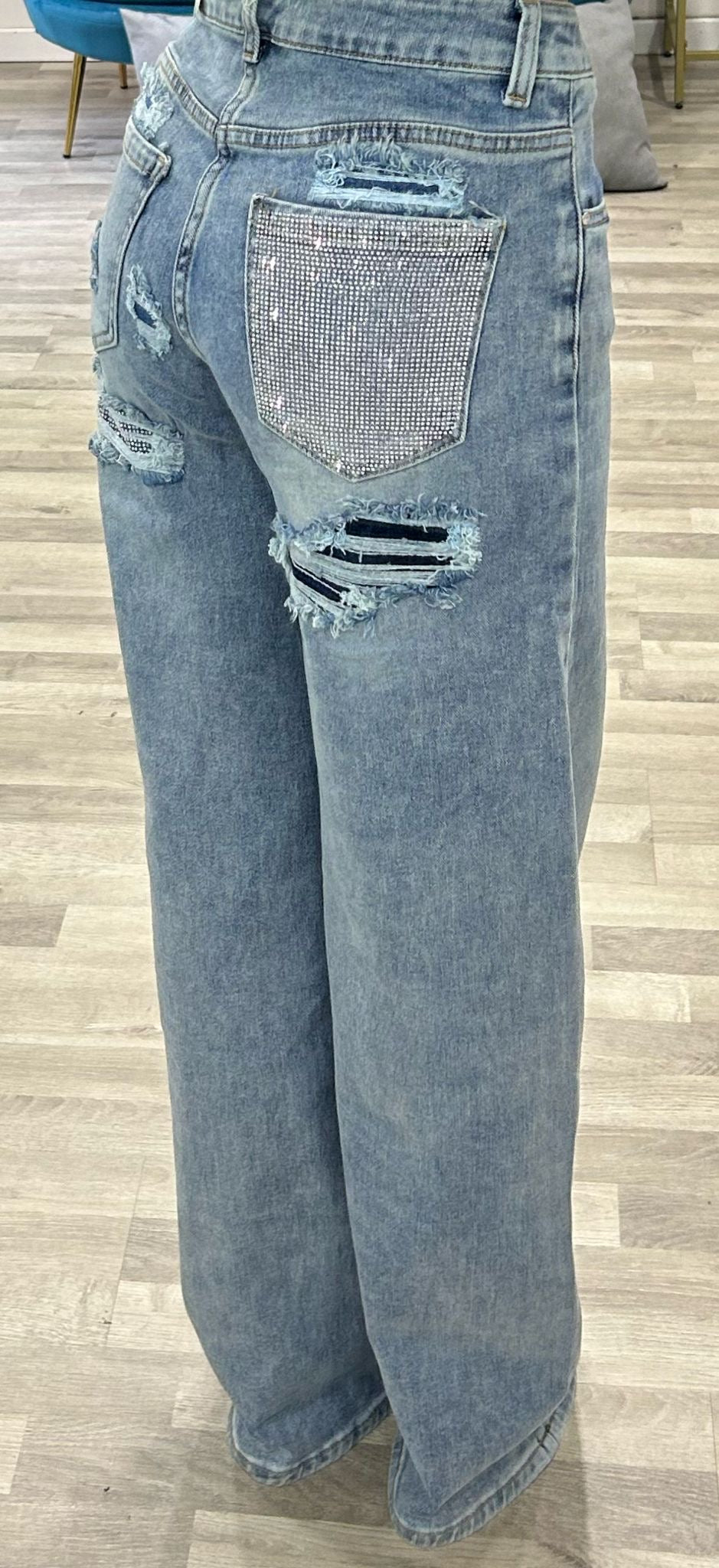 jeans  chiaro con tasca con strass