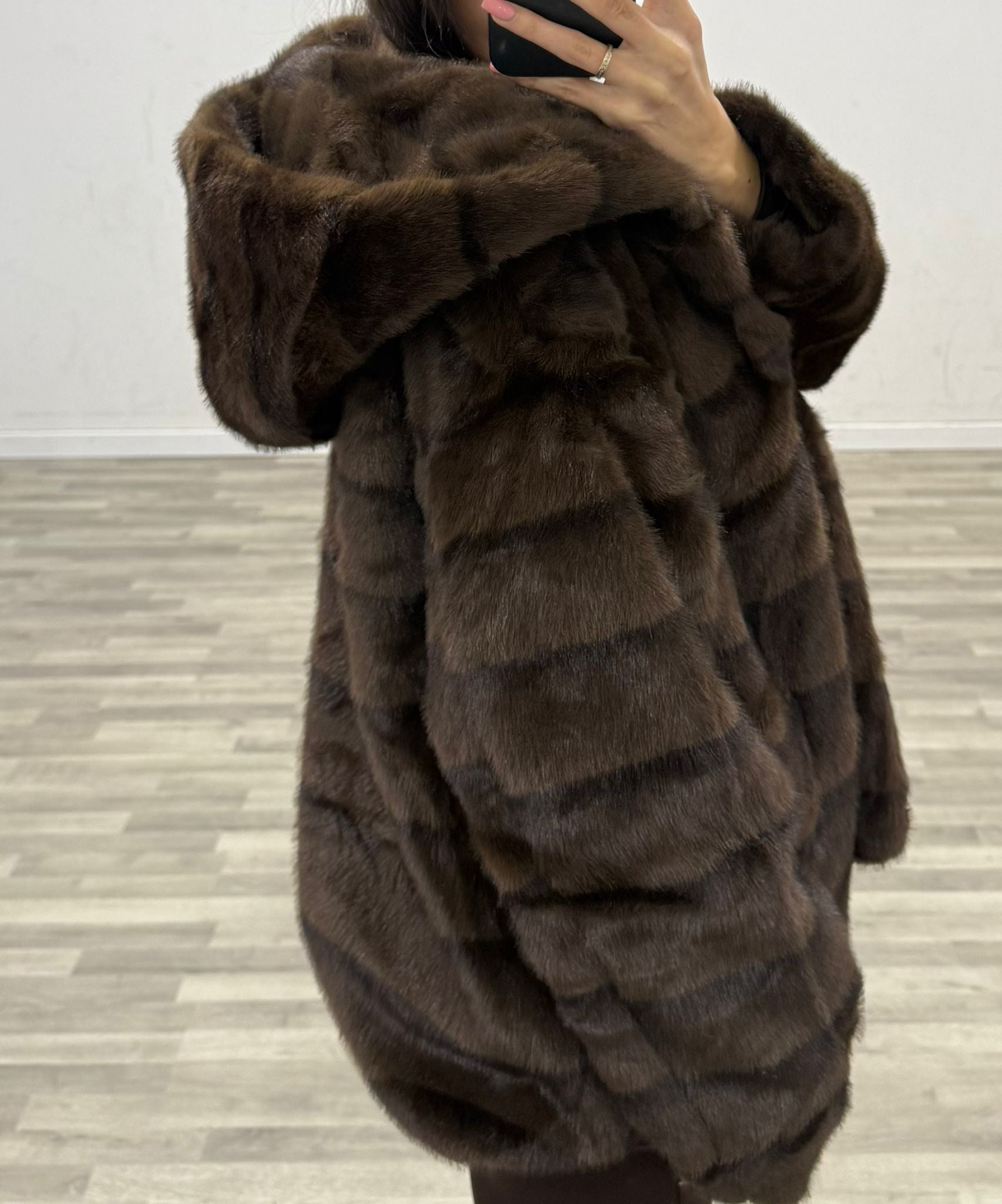 pelliccia con cappuccio e cintura