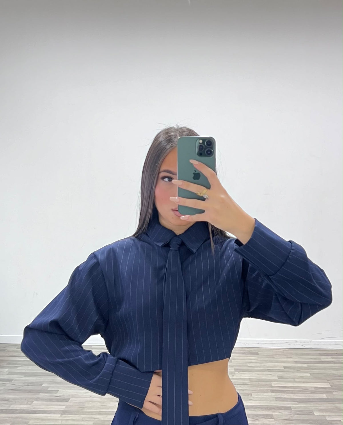 camicia gessata con cravatta