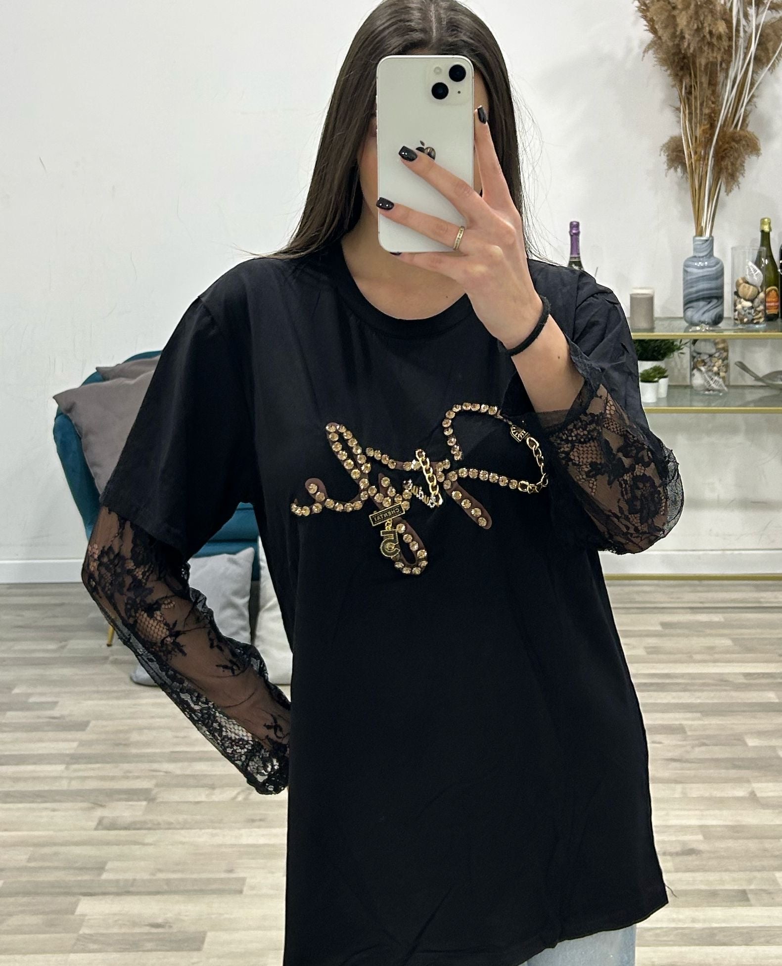 t-shirt con maniche pizzo e brillantini