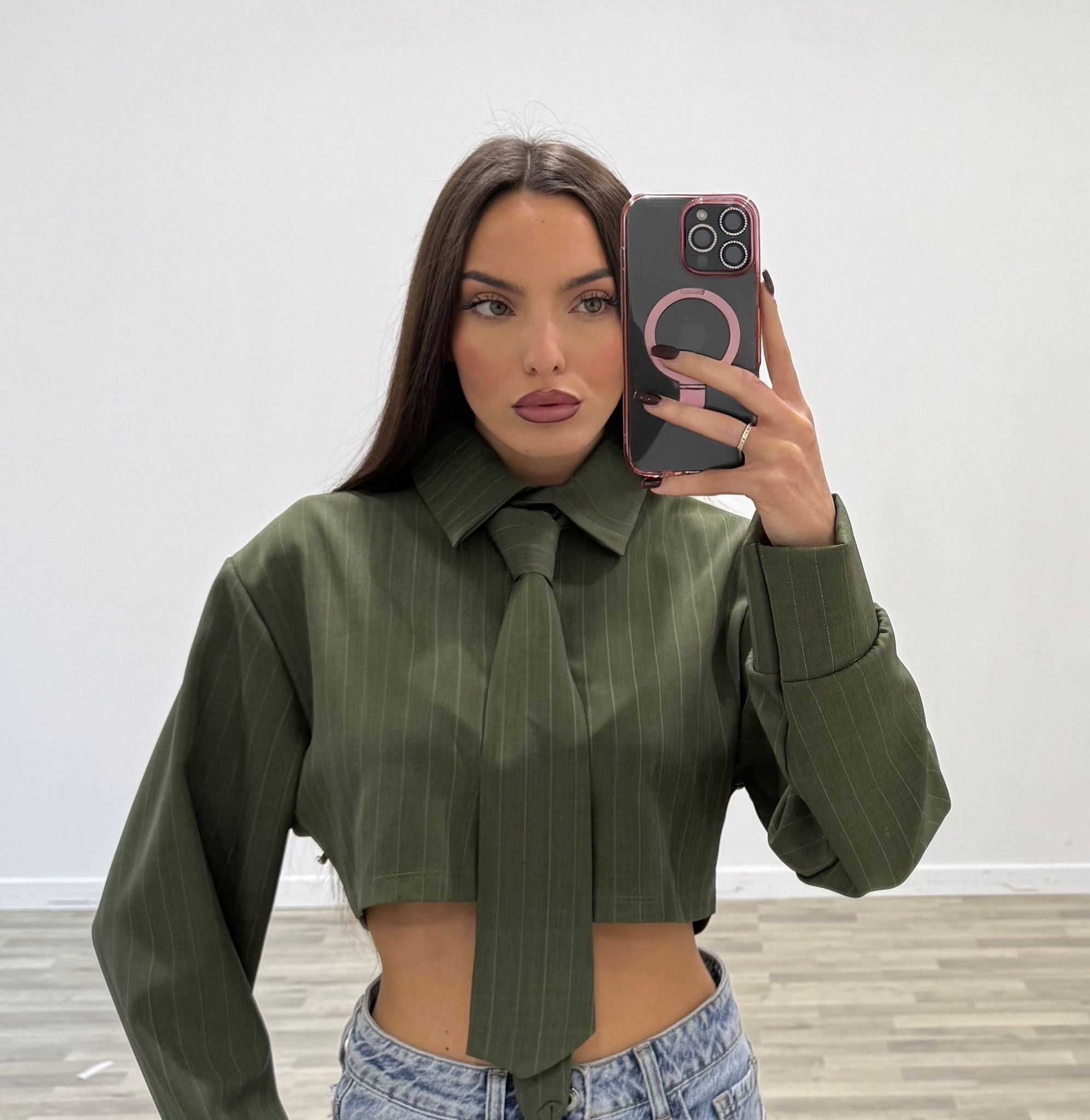 camicia gessata con cravatta