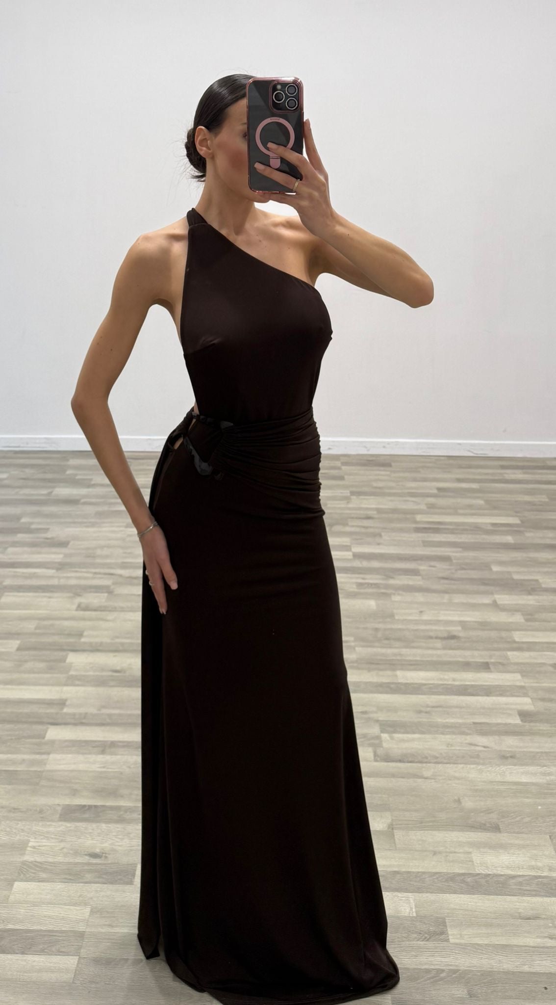 vestito monospalla con fibbia