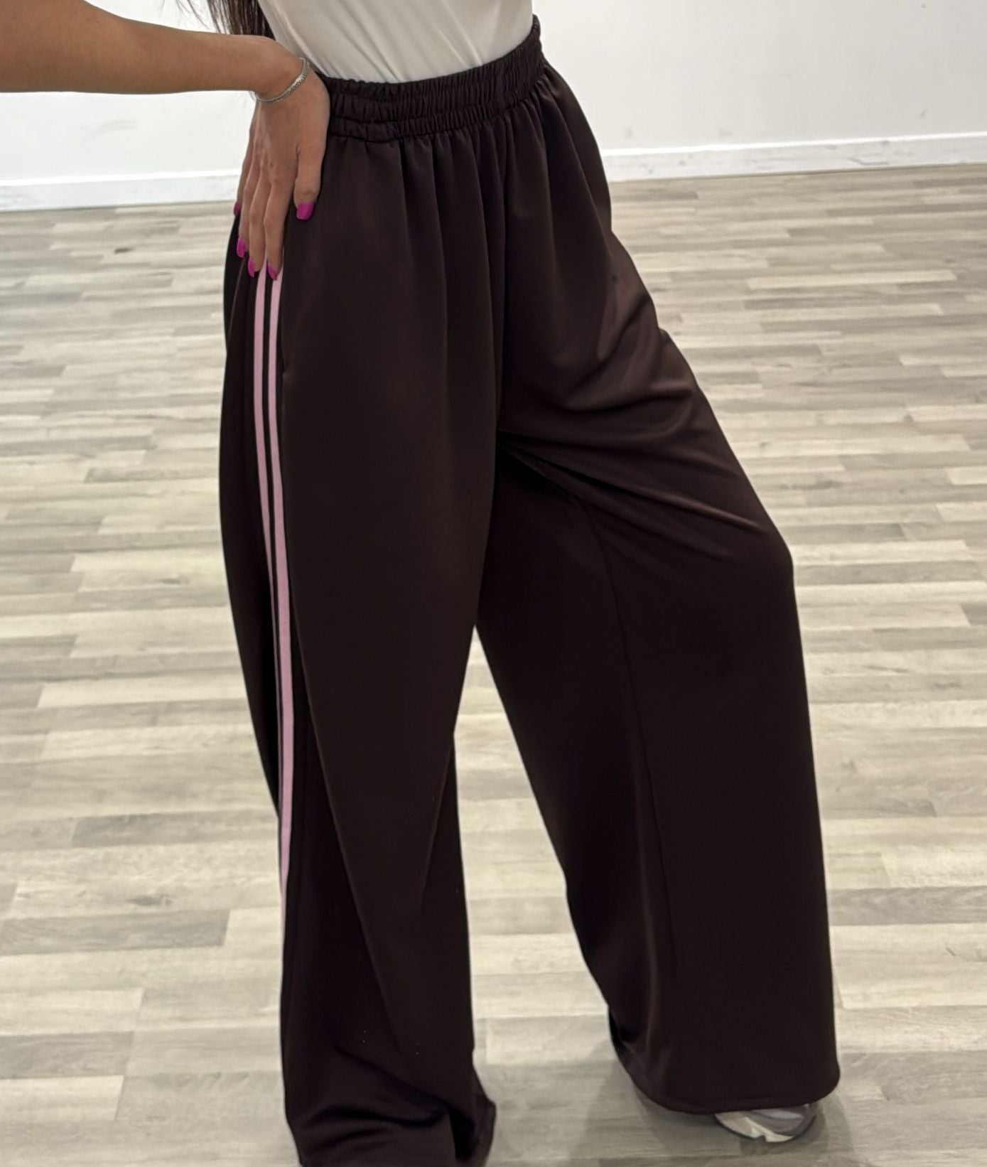 pantalone unito con bande trasversali