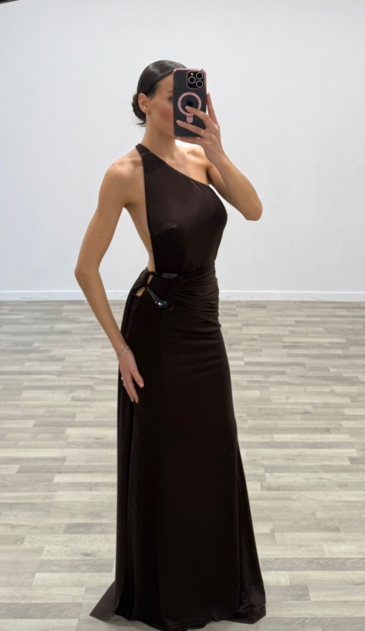 vestito monospalla con fibbia