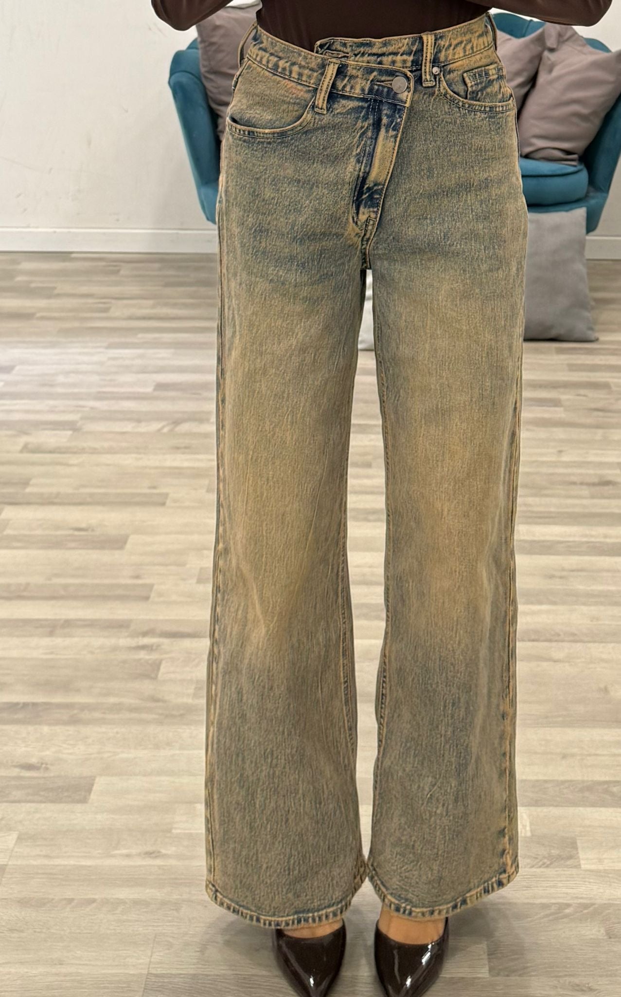 jeans con bottone trasvers