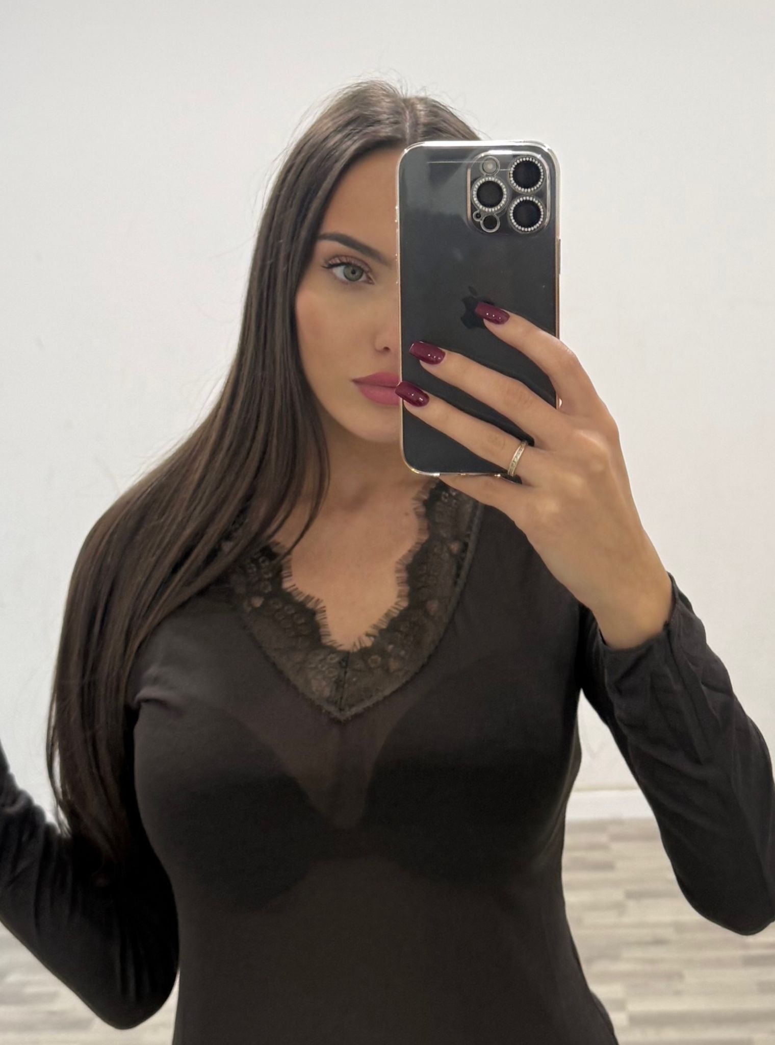 scollo a v ricamato cashmere