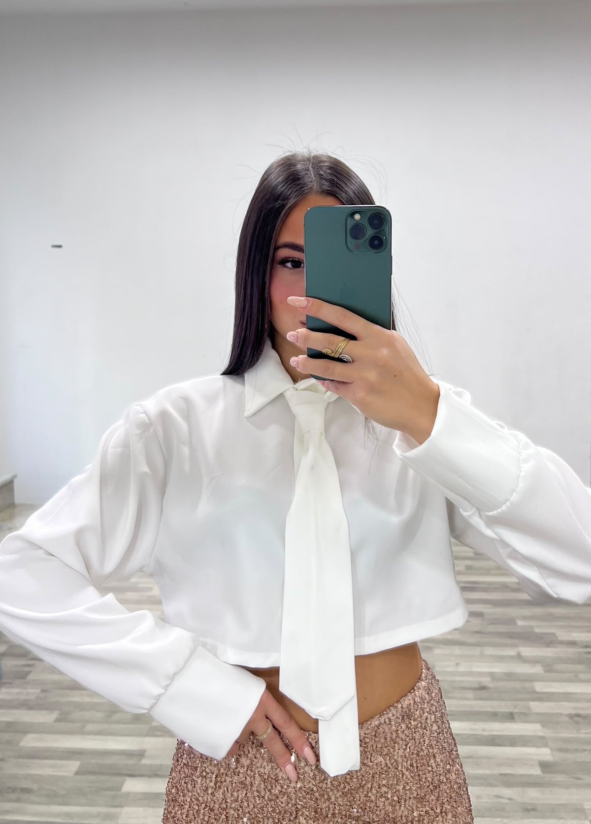 camicia corta con cravatta