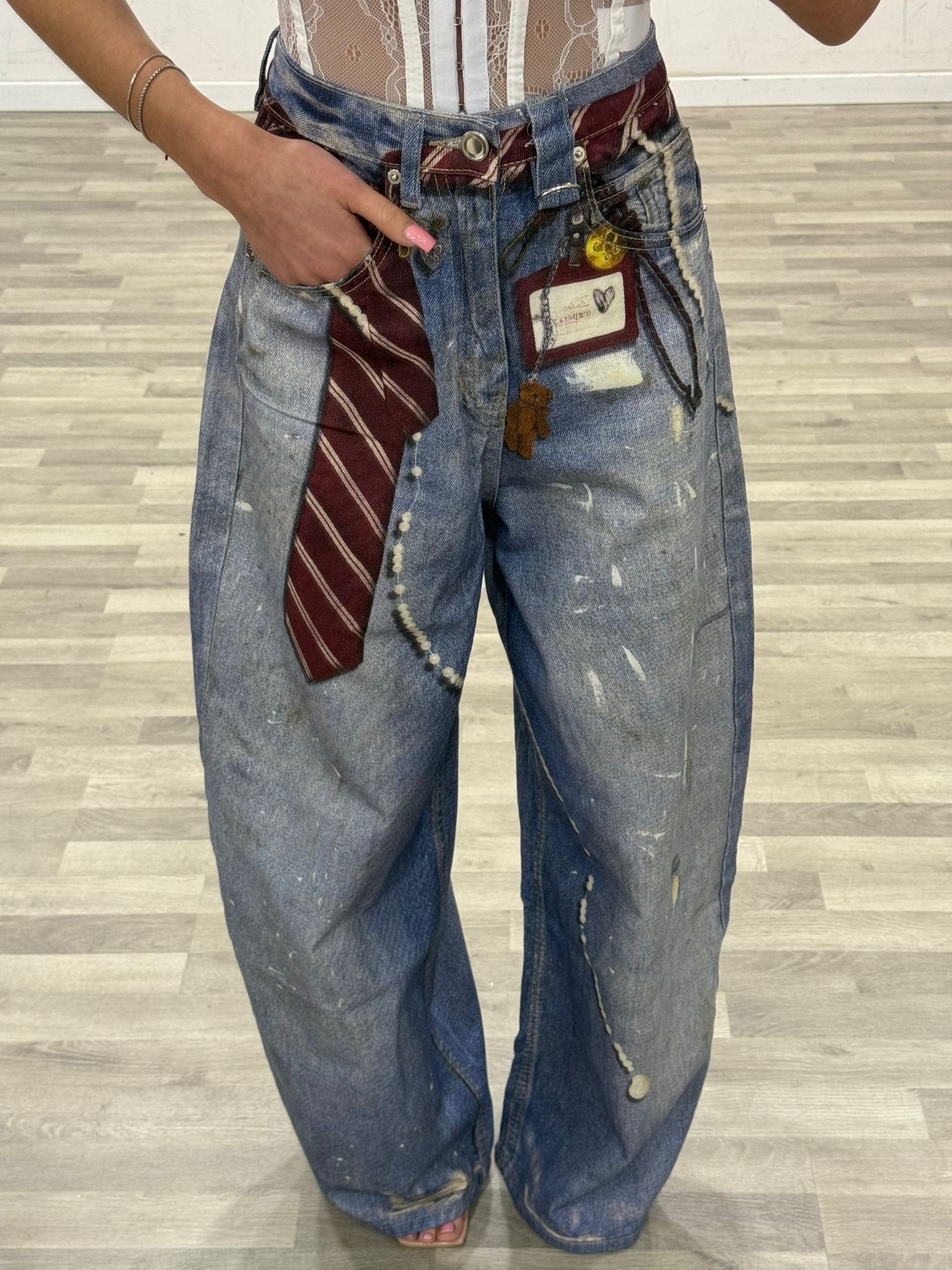 jeans con cravatta stampata