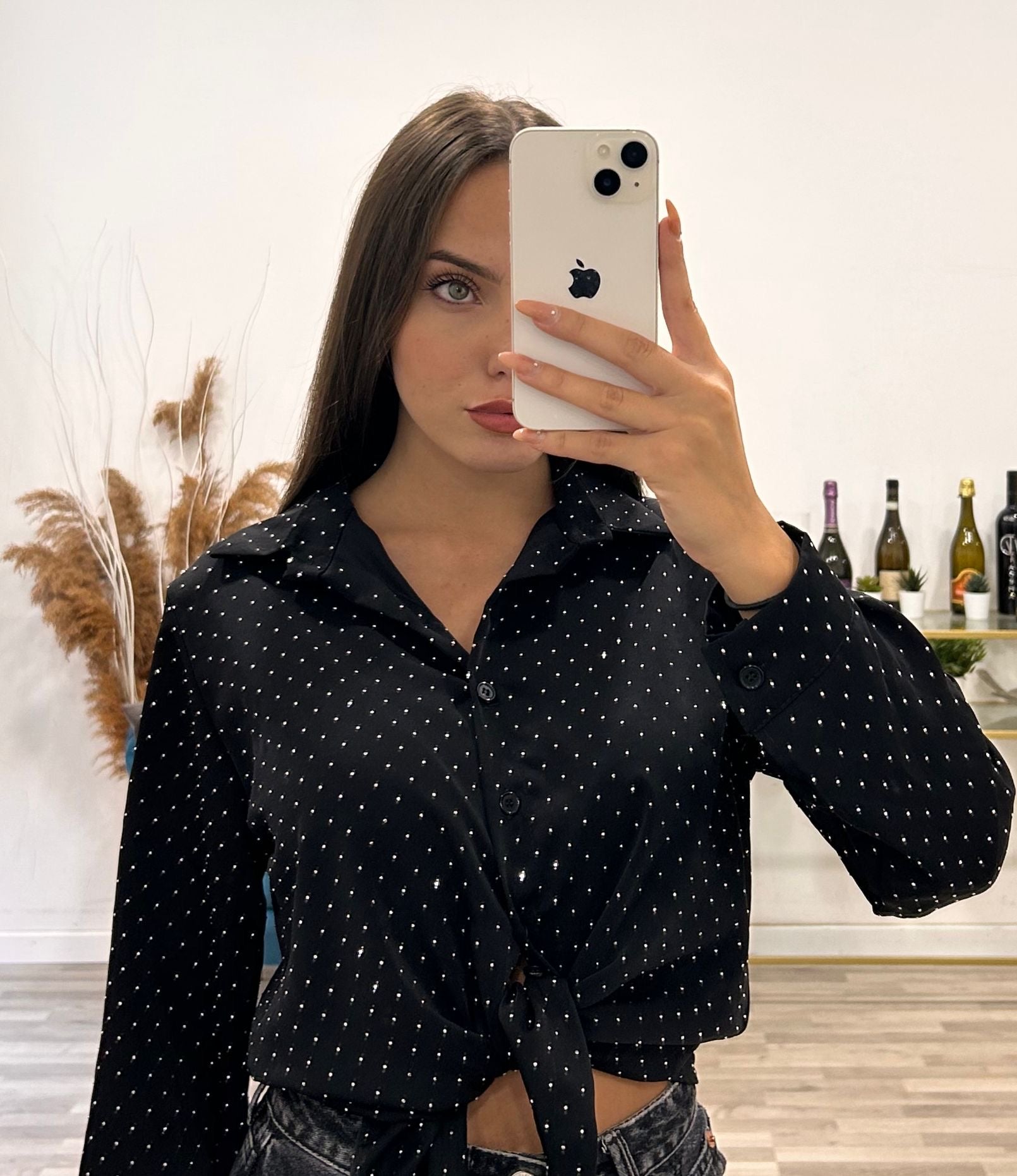 camicia con nodo e brillantini