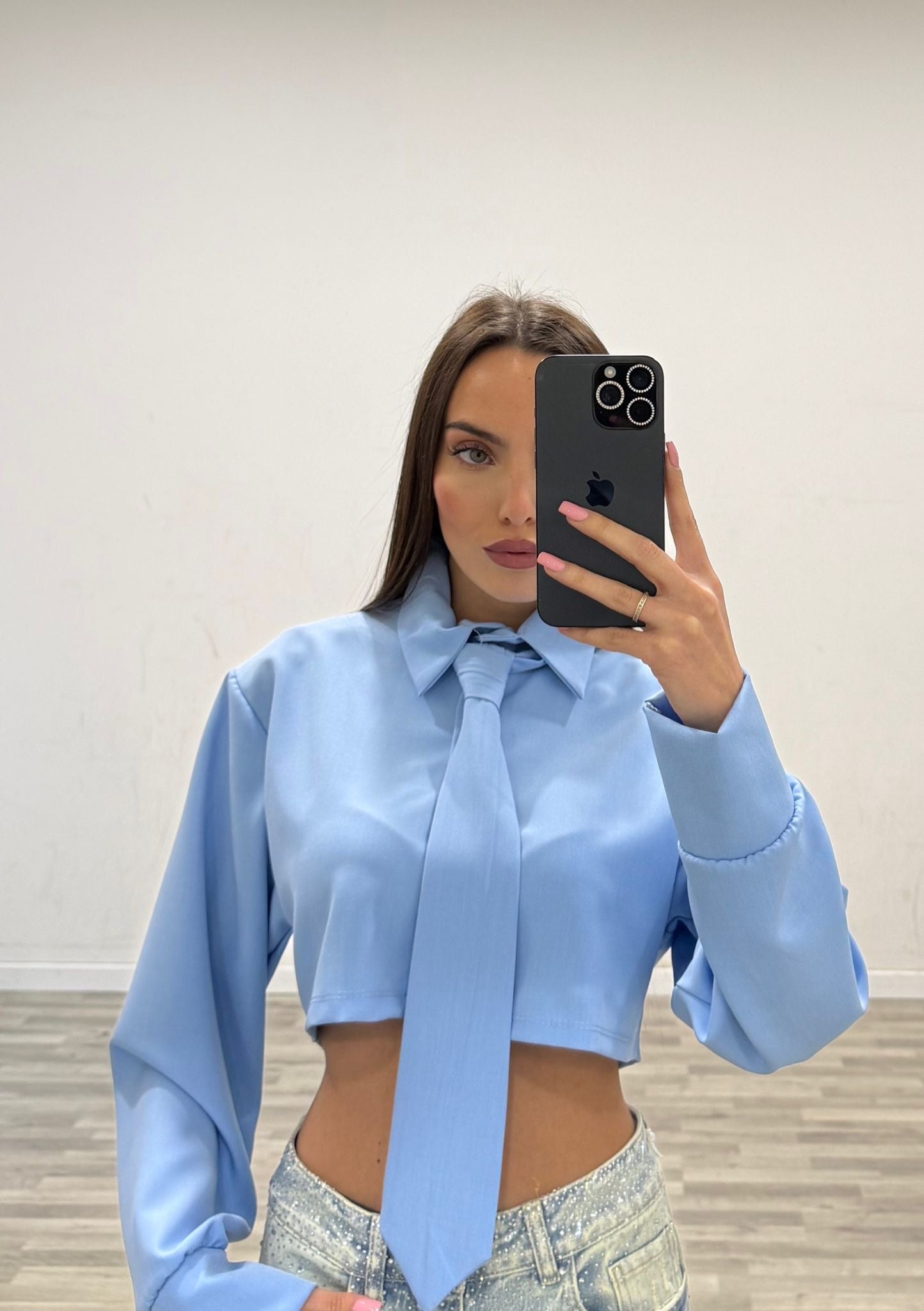 camicia gessata con cravatta