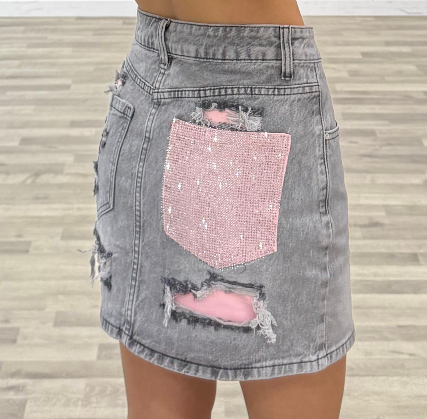 minigonna grigia con tasca rosa