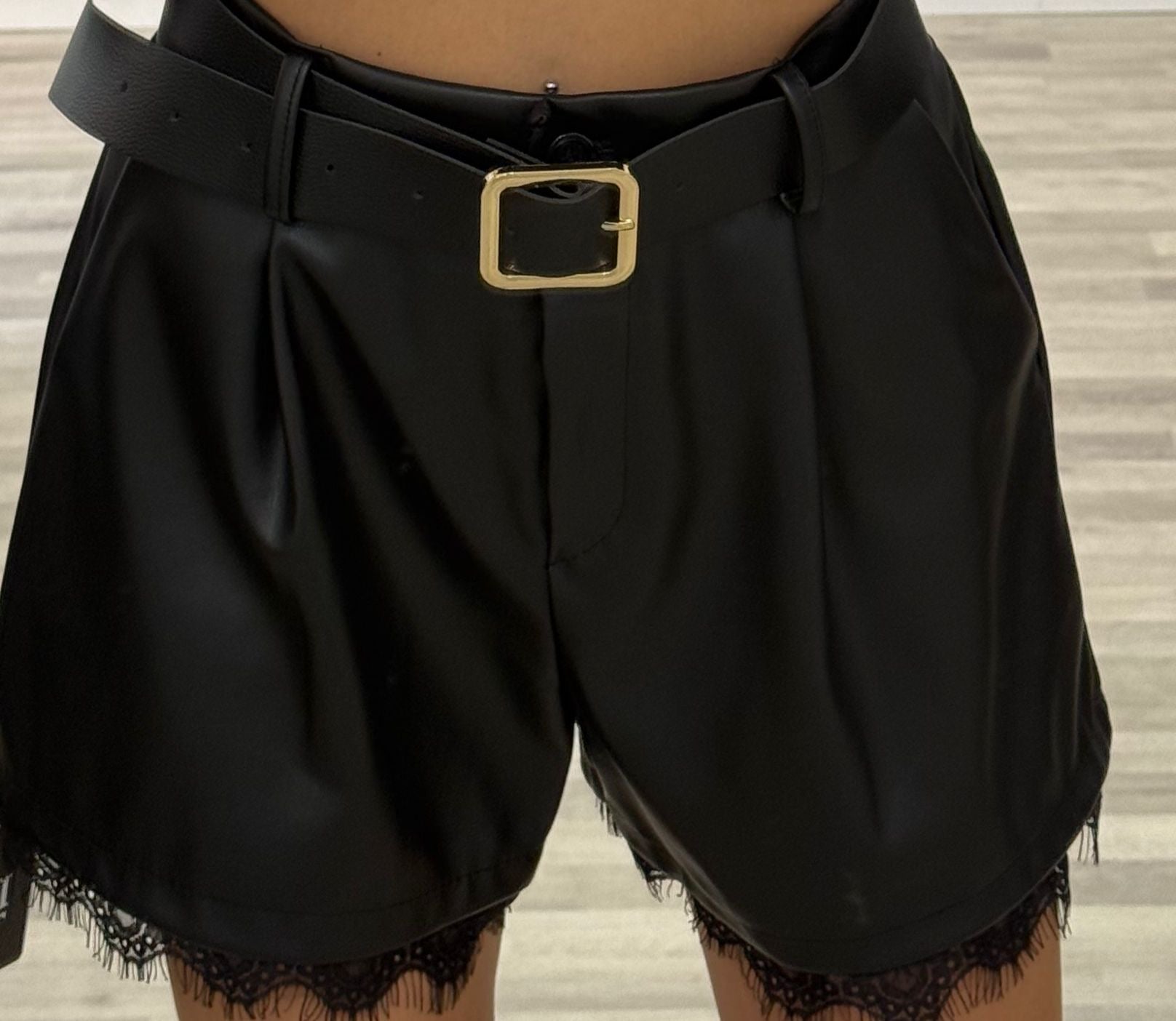 short in ecopelle con pizzo