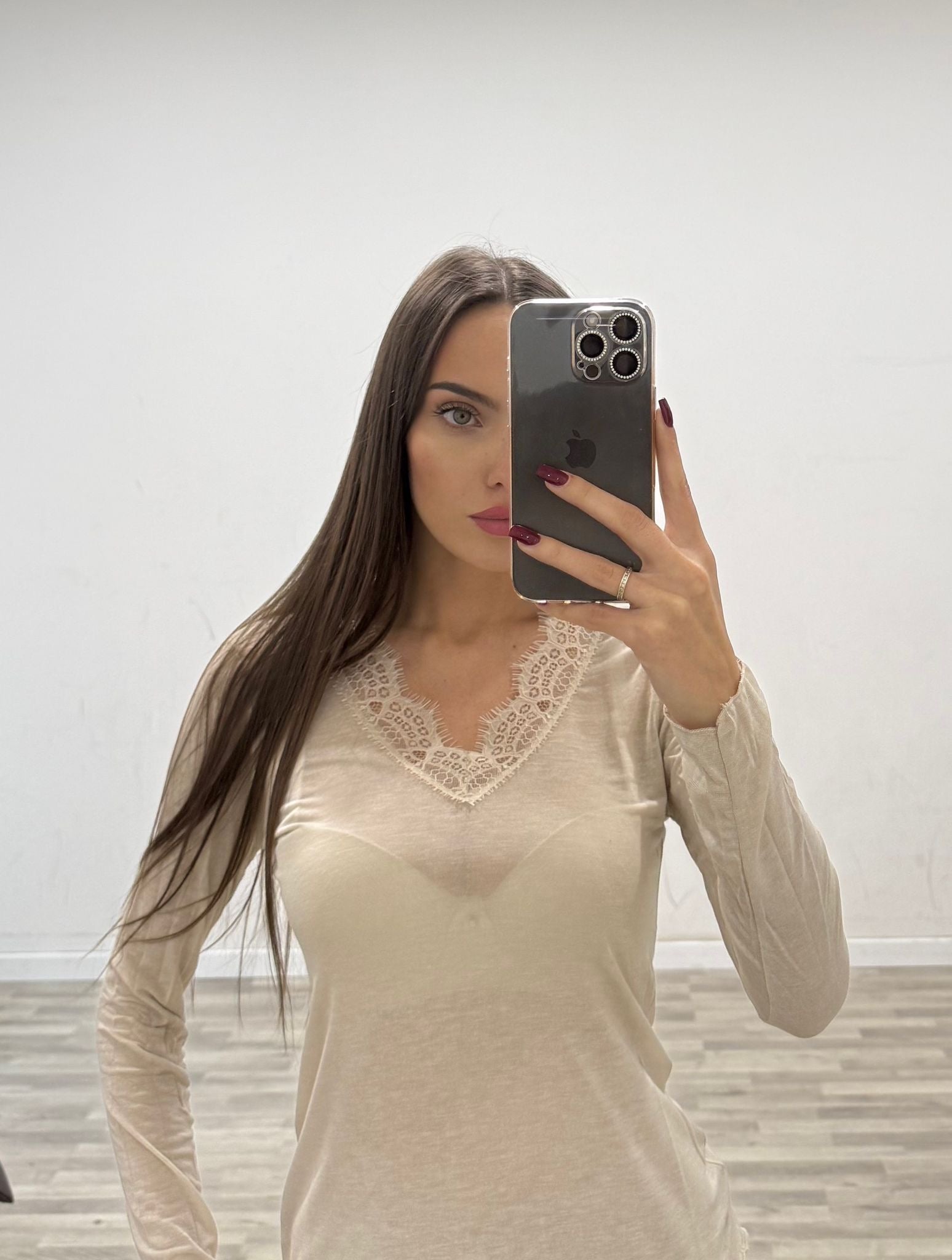 scollo a v ricamato cashmere