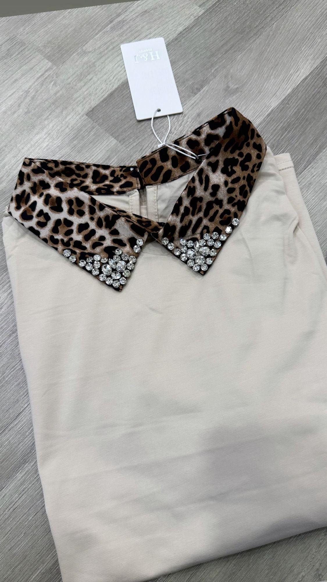 t-shirt a polo con collo maculato