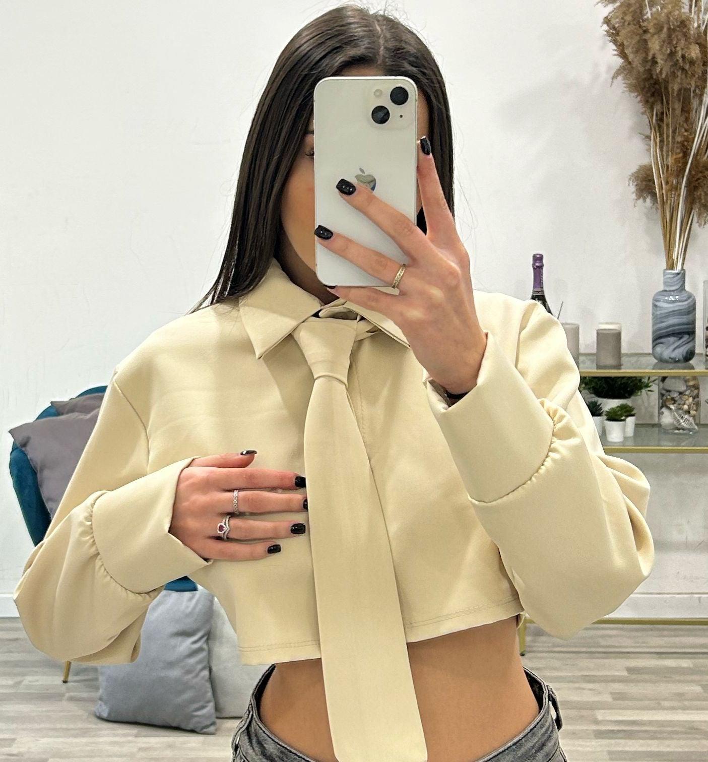 camicia corta con cravatta