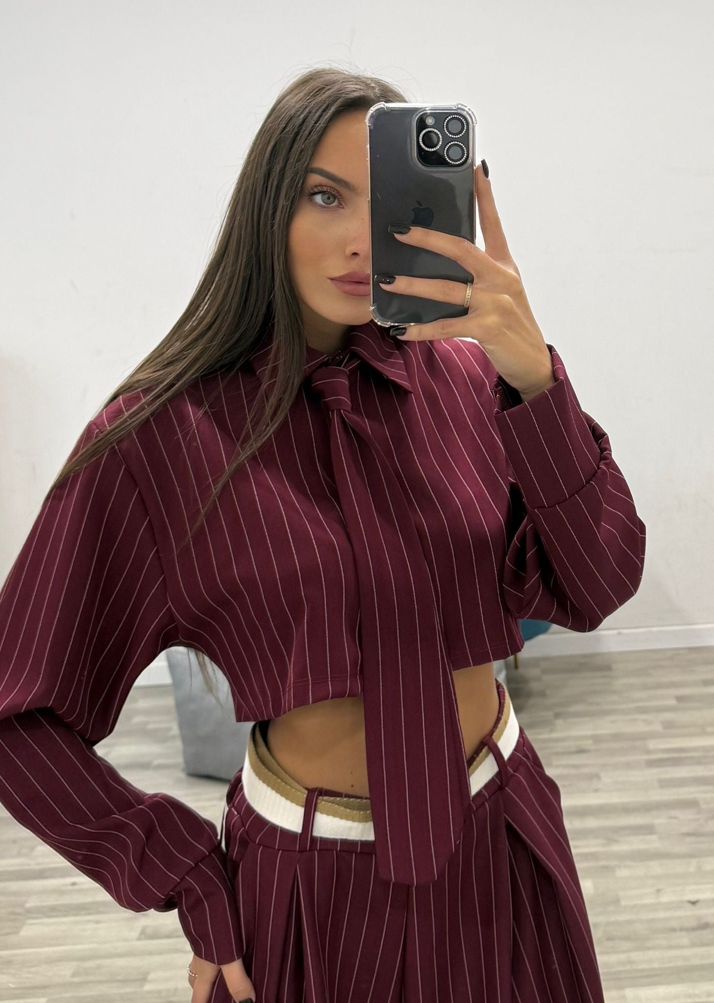 camicia gessata con cravatta