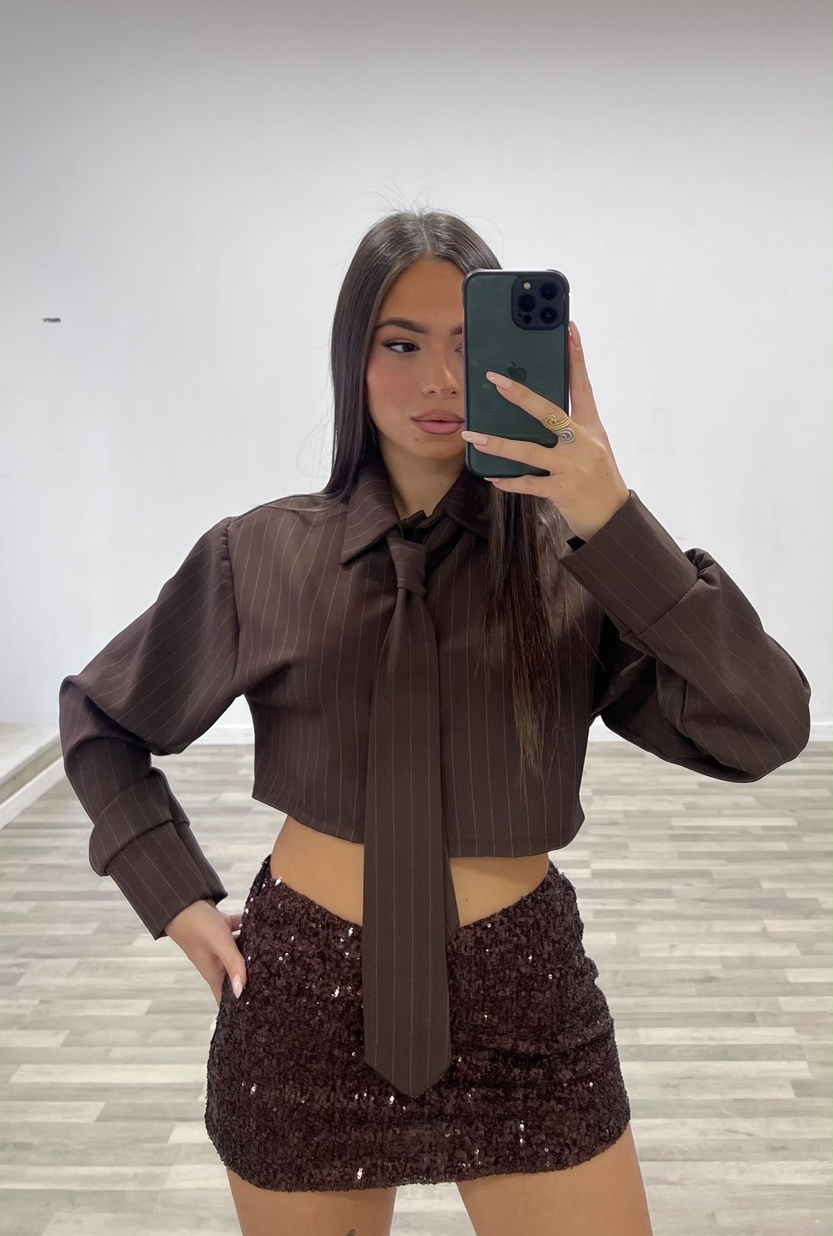 camicia gessata con cravatta
