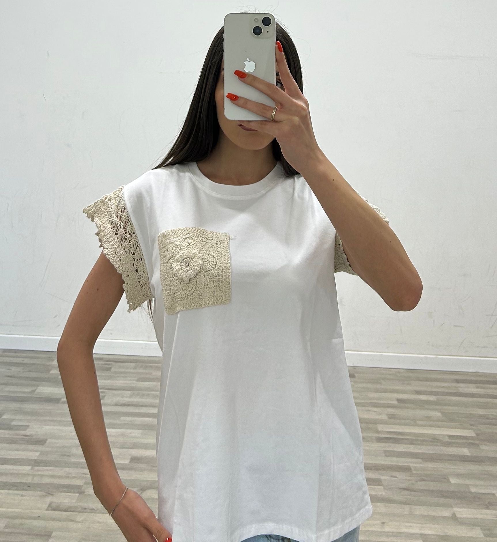 t-shirt con taschino uncinetto