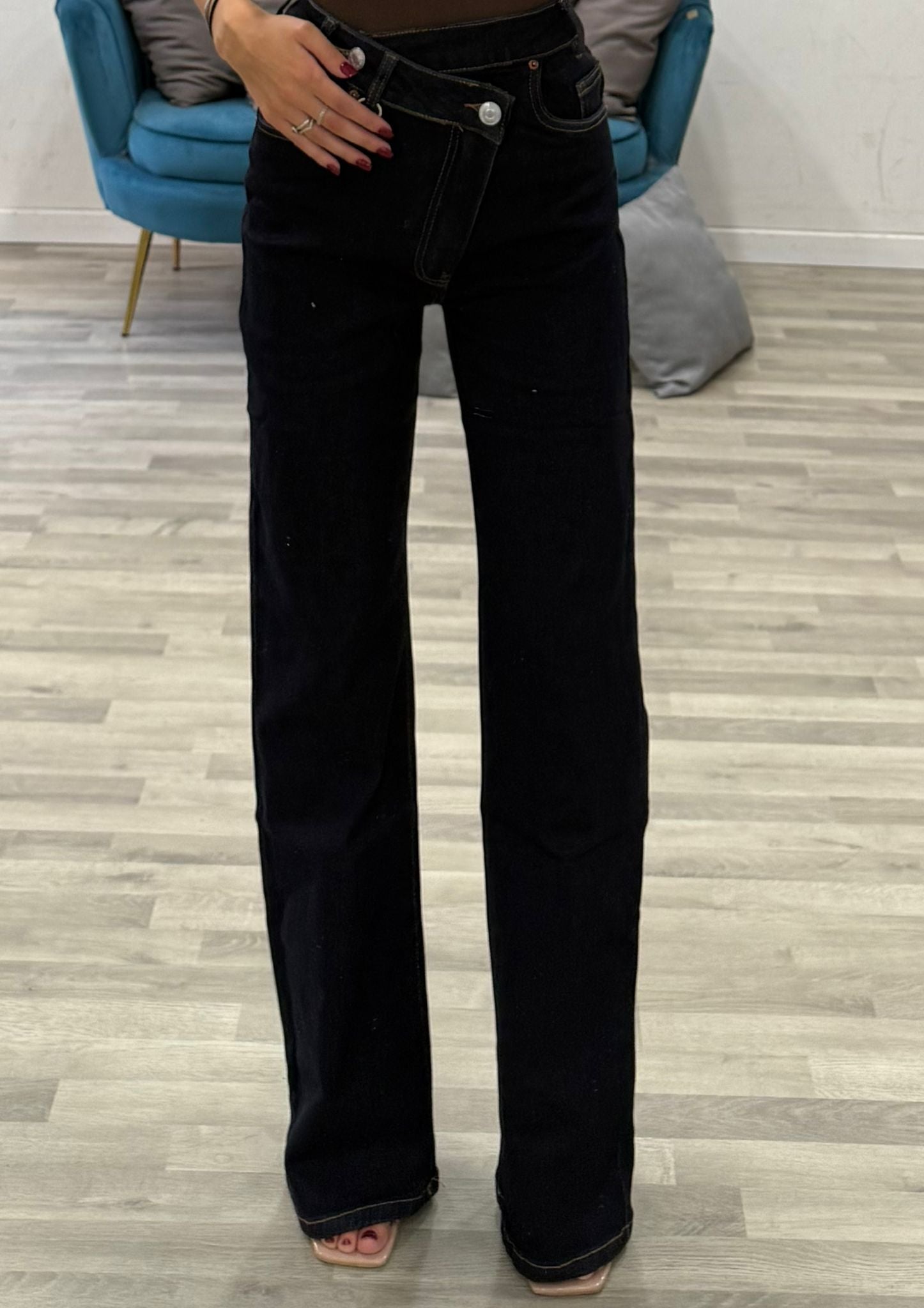jeans con bottone trasvers